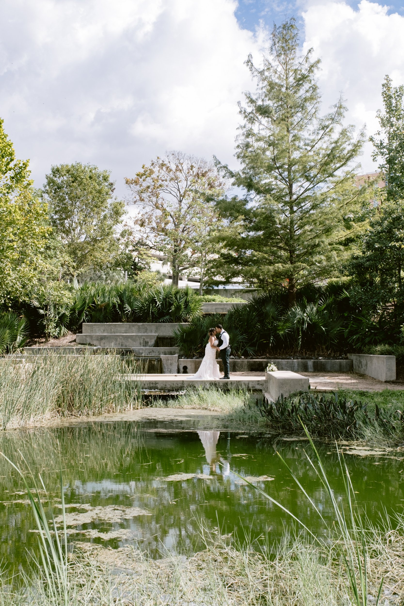 Giverny-Houston-Wedding-Photographer-1910-Courthouse-Buffalo-Bayou-RhondaManuel_0069.jpg
