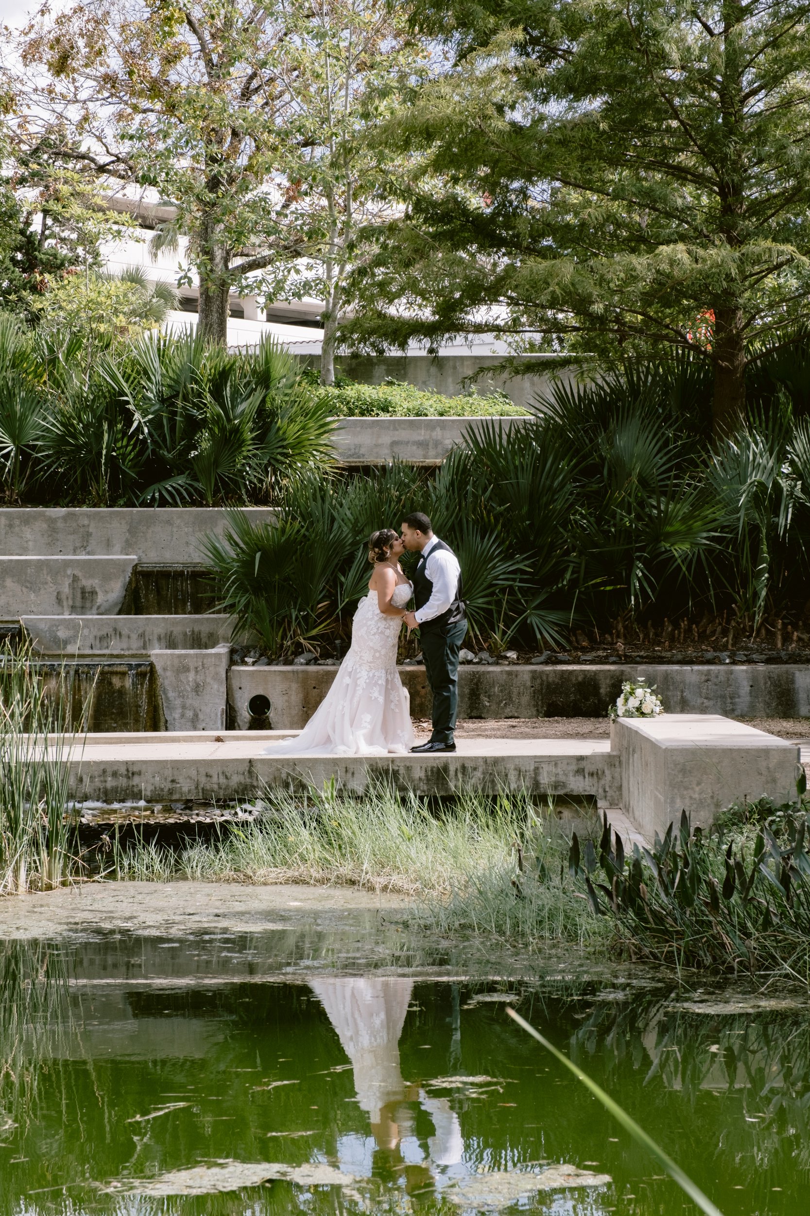 Giverny-Houston-Wedding-Photographer-1910-Courthouse-Buffalo-Bayou-RhondaManuel_0070.jpg
