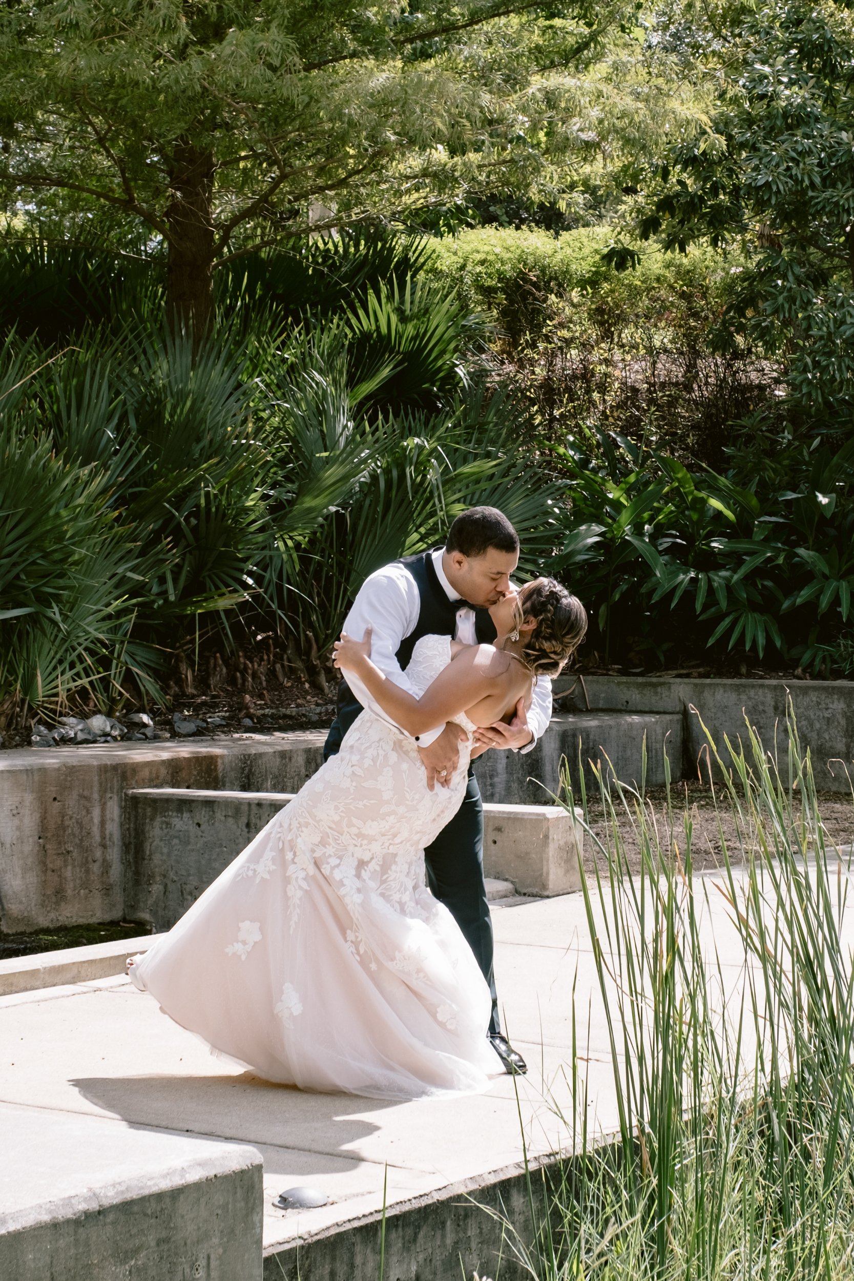 Giverny-Houston-Wedding-Photographer-1910-Courthouse-Buffalo-Bayou-RhondaManuel_0072.jpg