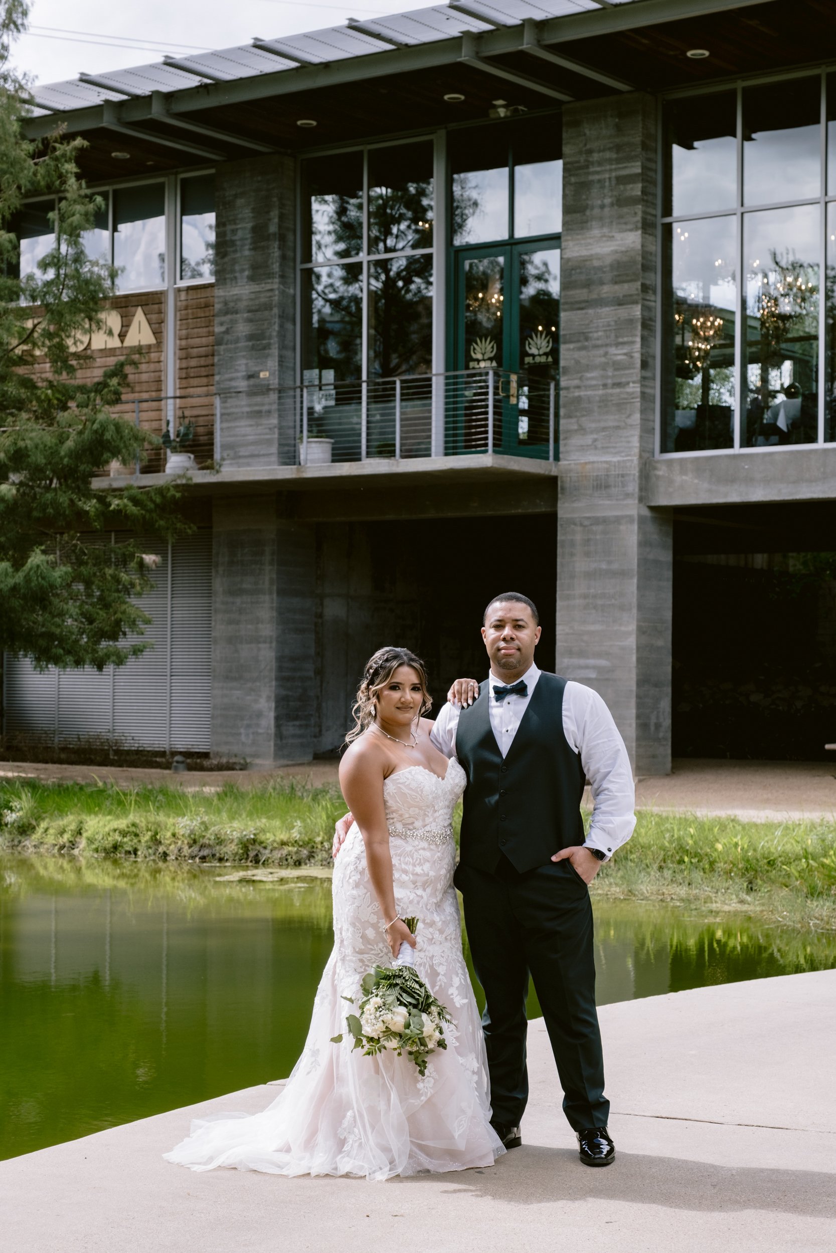 Giverny-Houston-Wedding-Photographer-1910-Courthouse-Buffalo-Bayou-RhondaManuel_0076.jpg