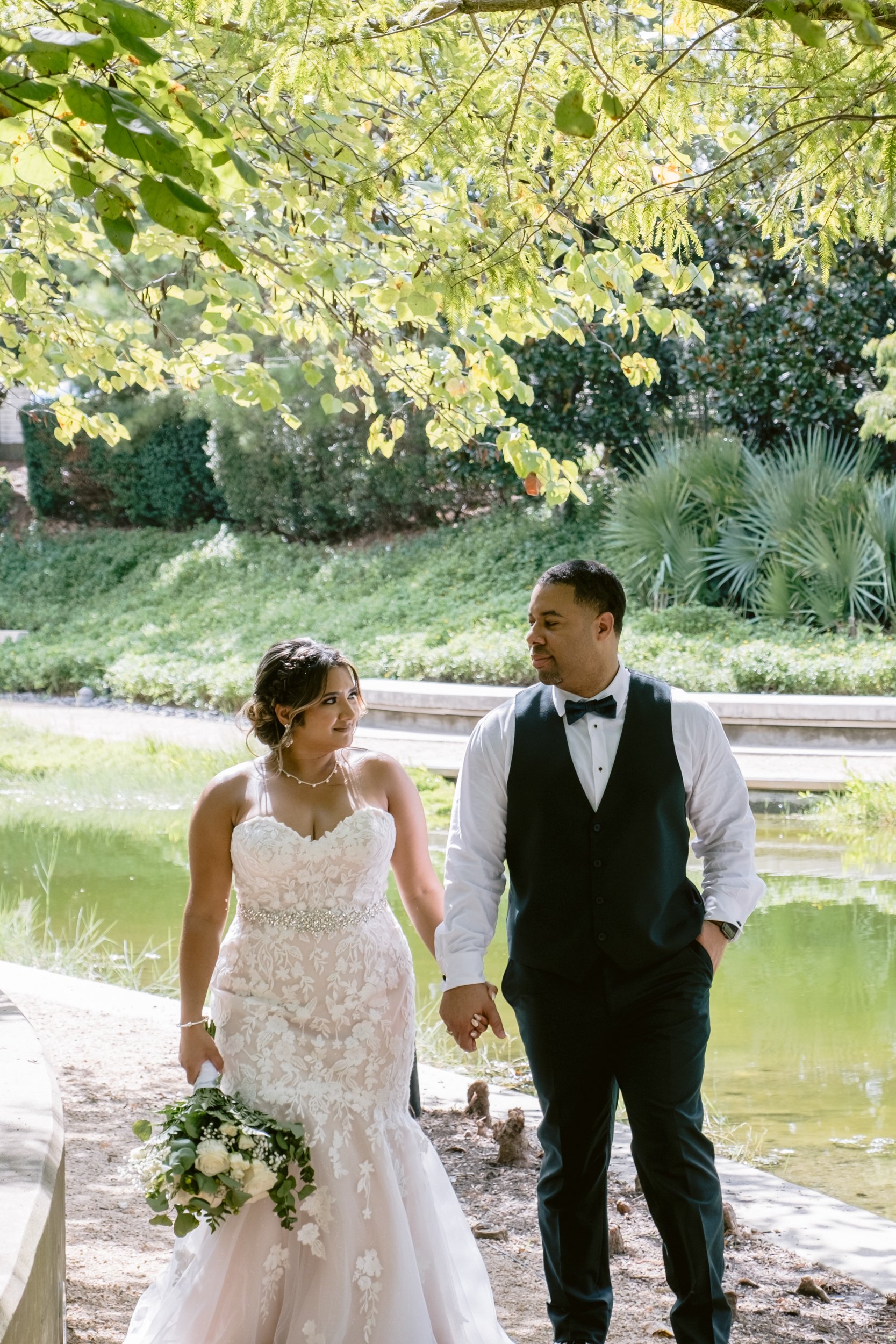 Giverny-Houston-Wedding-Photographer-1910-Courthouse-Buffalo-Bayou-RhondaManuel_0075.jpg