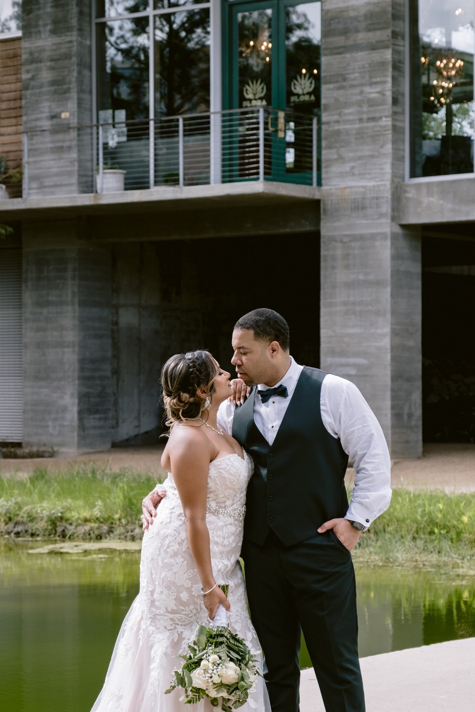 Giverny-Houston-Wedding-Photographer-1910-Courthouse-Buffalo-Bayou-RhondaManuel_0077.jpg