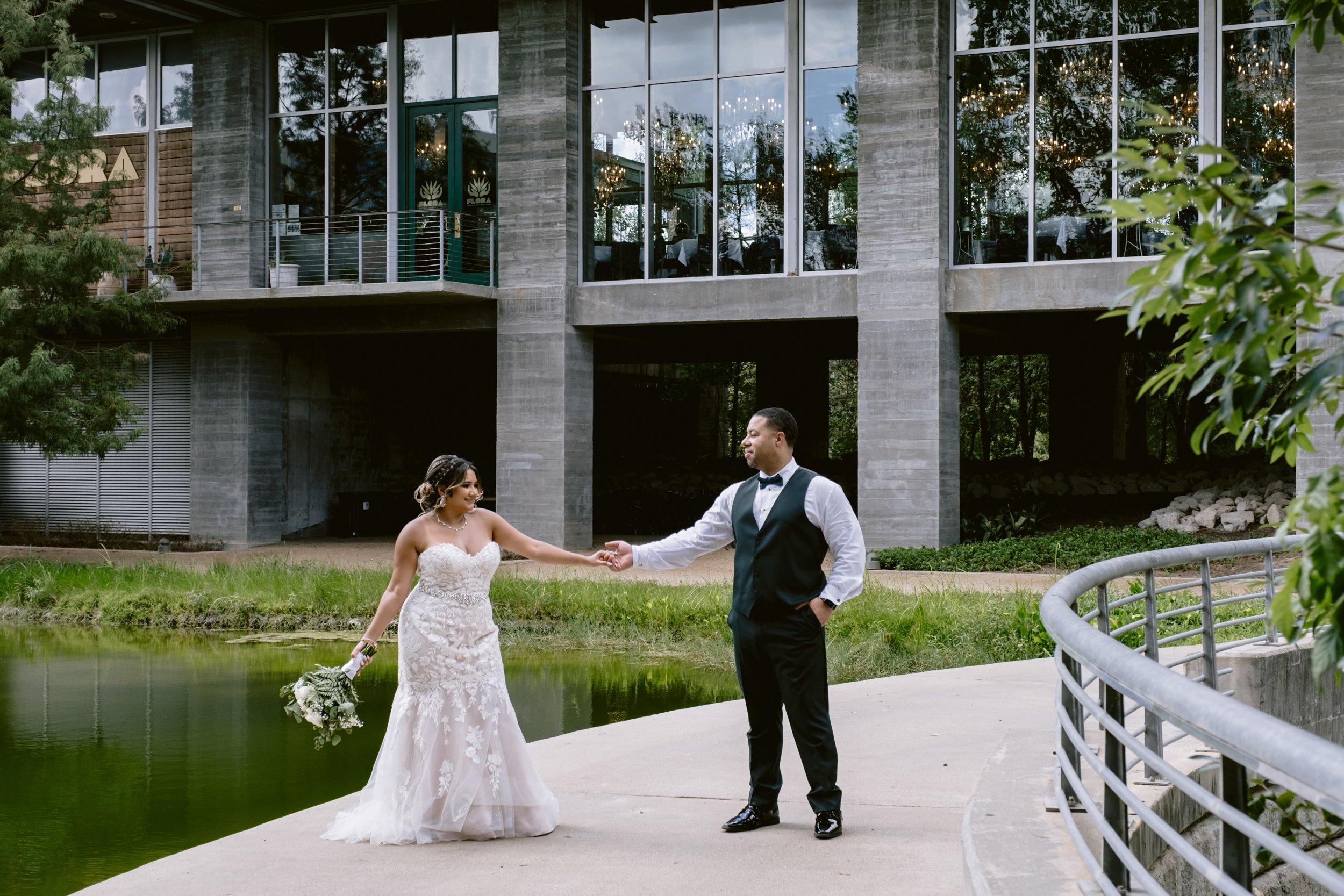 Giverny-Houston-Wedding-Photographer-1910-Courthouse-Buffalo-Bayou-RhondaManuel_0079.jpg