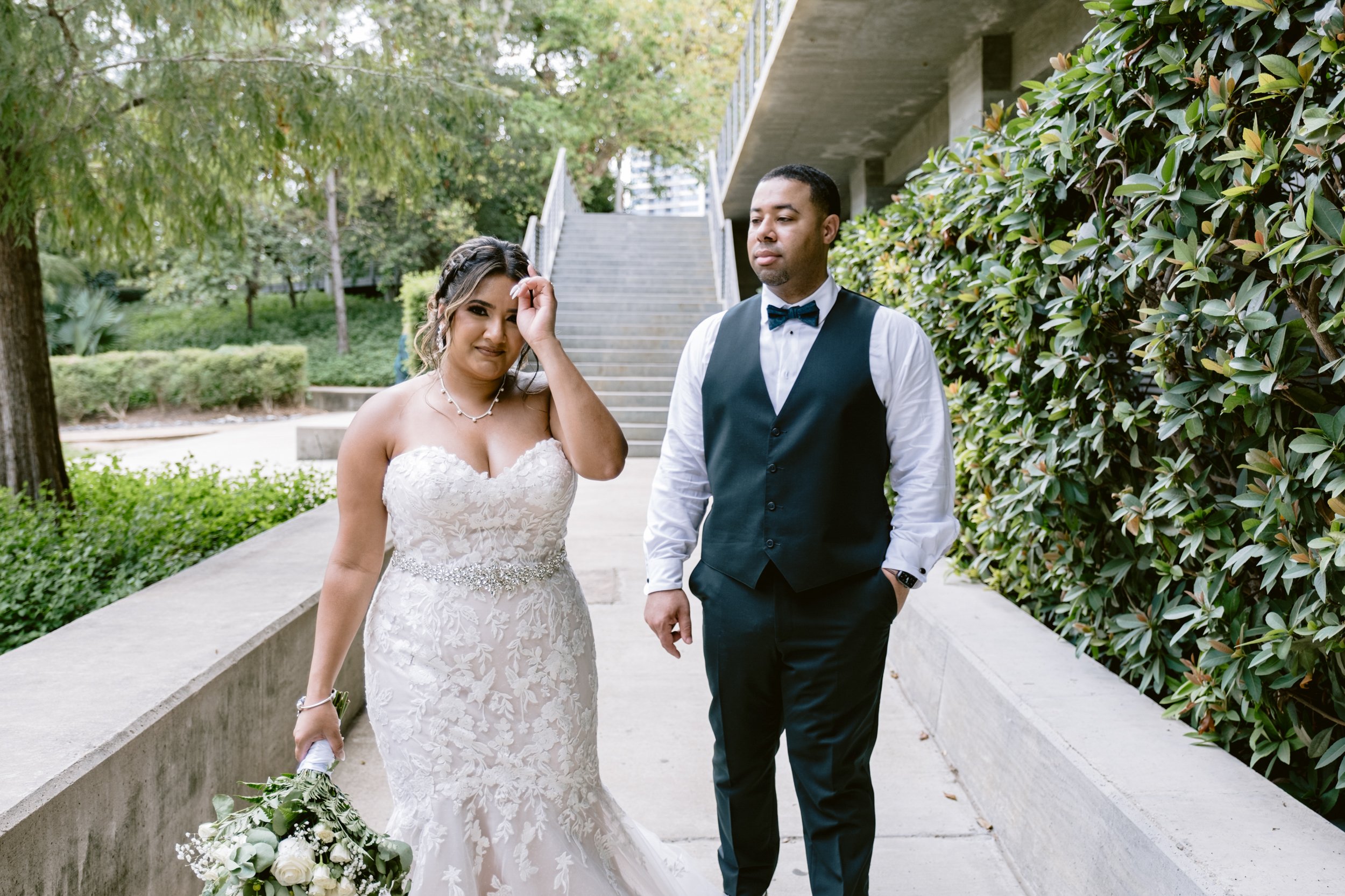 Giverny-Houston-Wedding-Photographer-1910-Courthouse-Buffalo-Bayou-RhondaManuel_0080.jpg