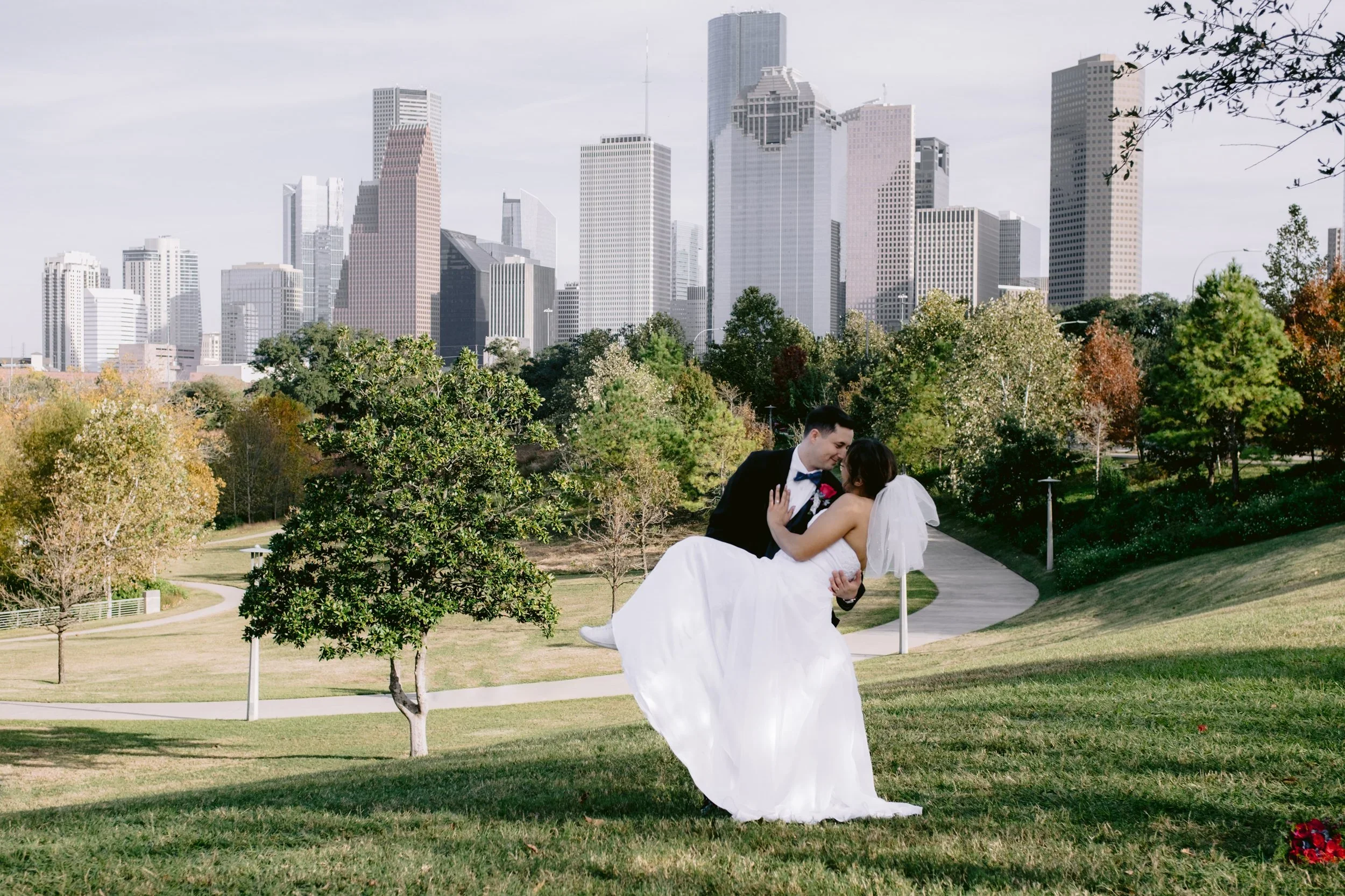 Giverny-Houston-Downtown-Wedding-Photographer-NoemiTrent_0059.webp