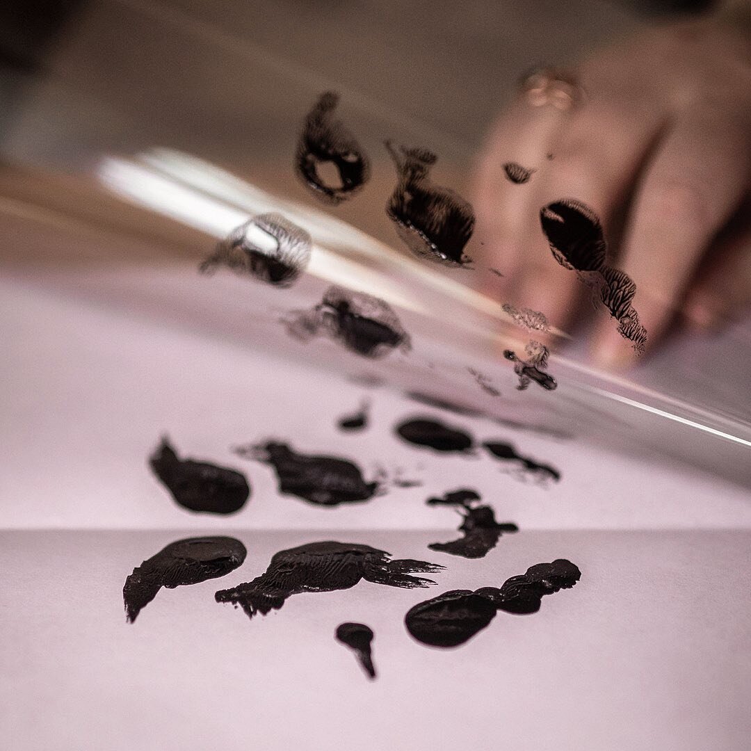 Every print starts with paint + paper. It&rsquo;s always a complete surprise what gets pulled up!
.
See more at www.abigailducote.com/shop 😍🖤 PC: @kelseybutcherphoto
.
 #abstractpattern #patternplay #chaotica #generativeart #shapeart #artexperiment