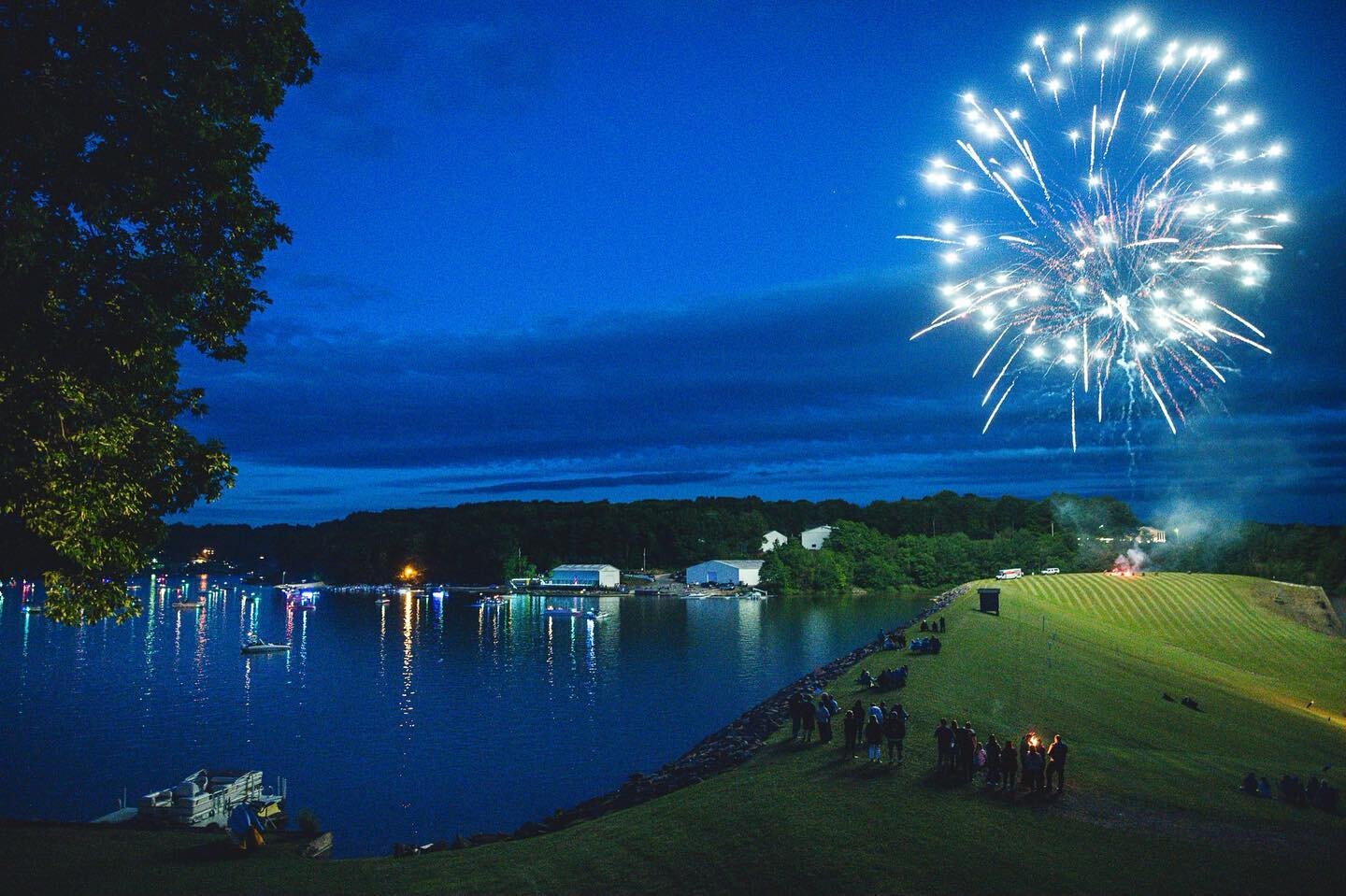Beautiful firework display at Indian Lake this Fourth of July weekend. ❤️💙💥#clickcommunityhunt21 #nightsky #july4th #fireworks #indianlakepa #indianlakemarina