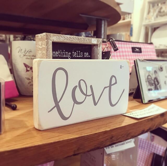 In L💕VE with this Valentine&rsquo;s Day display @theplumporch ❣️ Your Valentine will thank you for shopping #local! ⁣
⁣⁣
⁣⁣ ⁣⁣
#valentine #valentinesday #galentine #love #plumporch #giftshop #gifts#capecod #market #handmade #handlettered #signs #sea