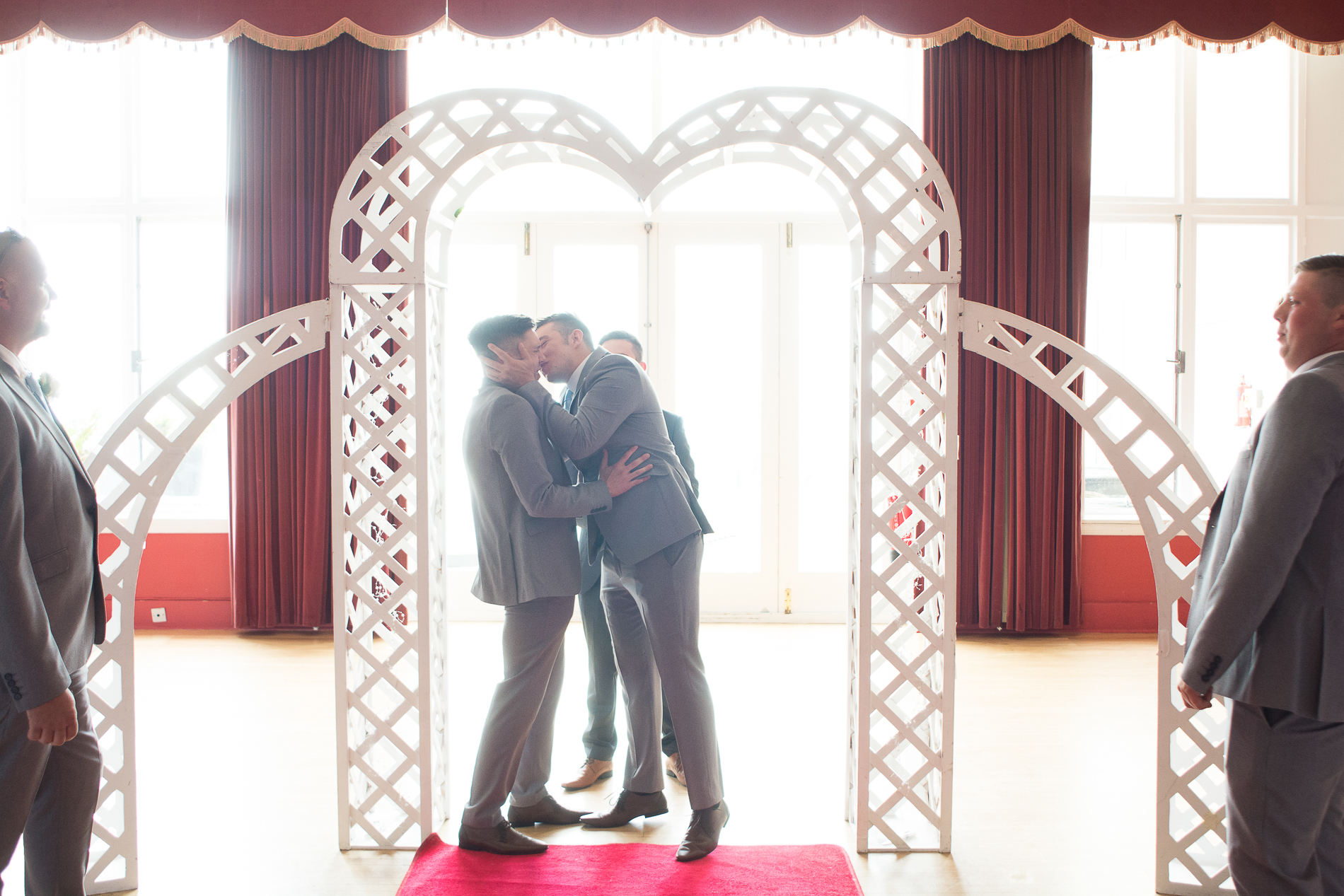 the groomsmen practice the first kiss at the atlantic hotel newquay