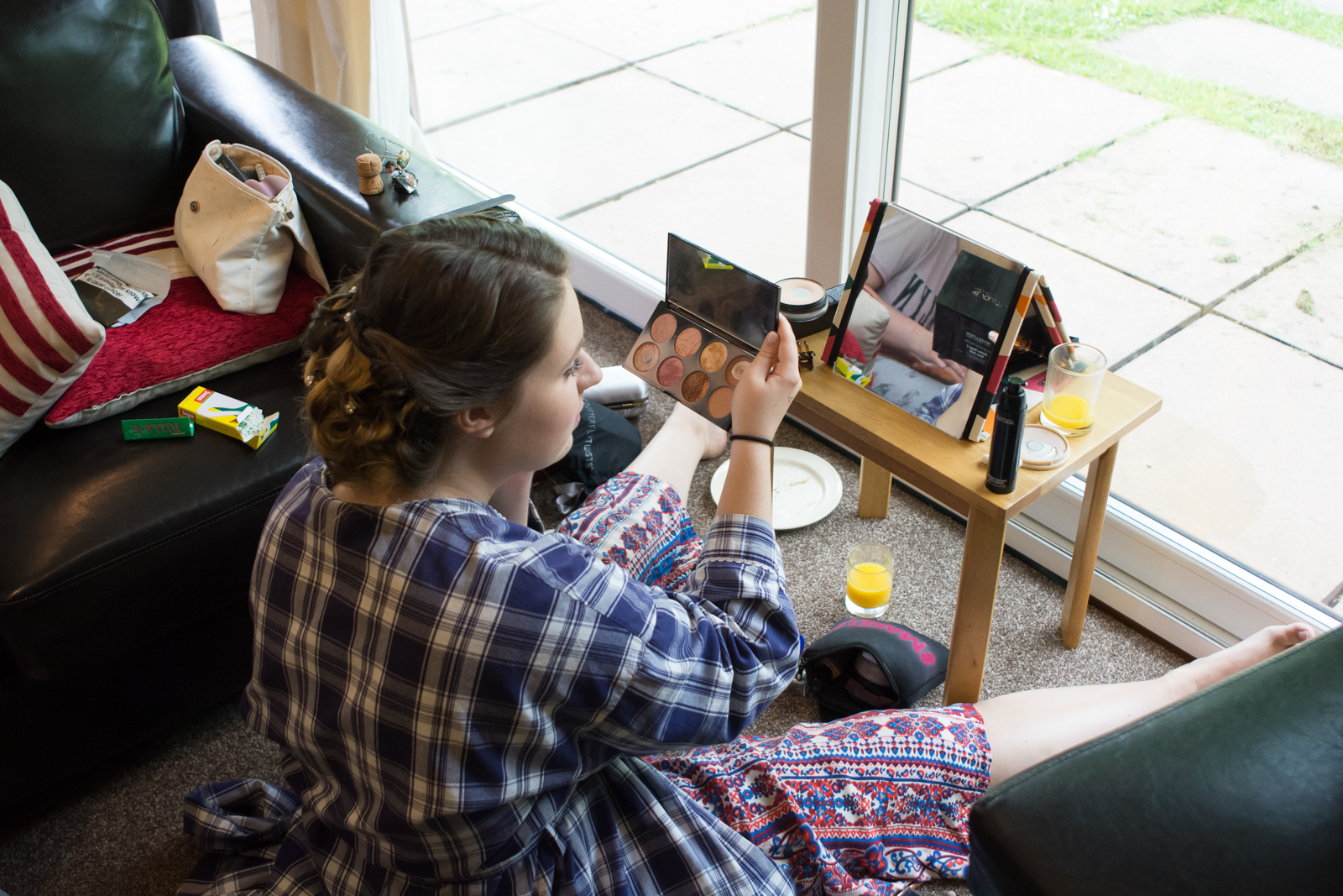 bridesmaid putting makeup on at waterside cornwall