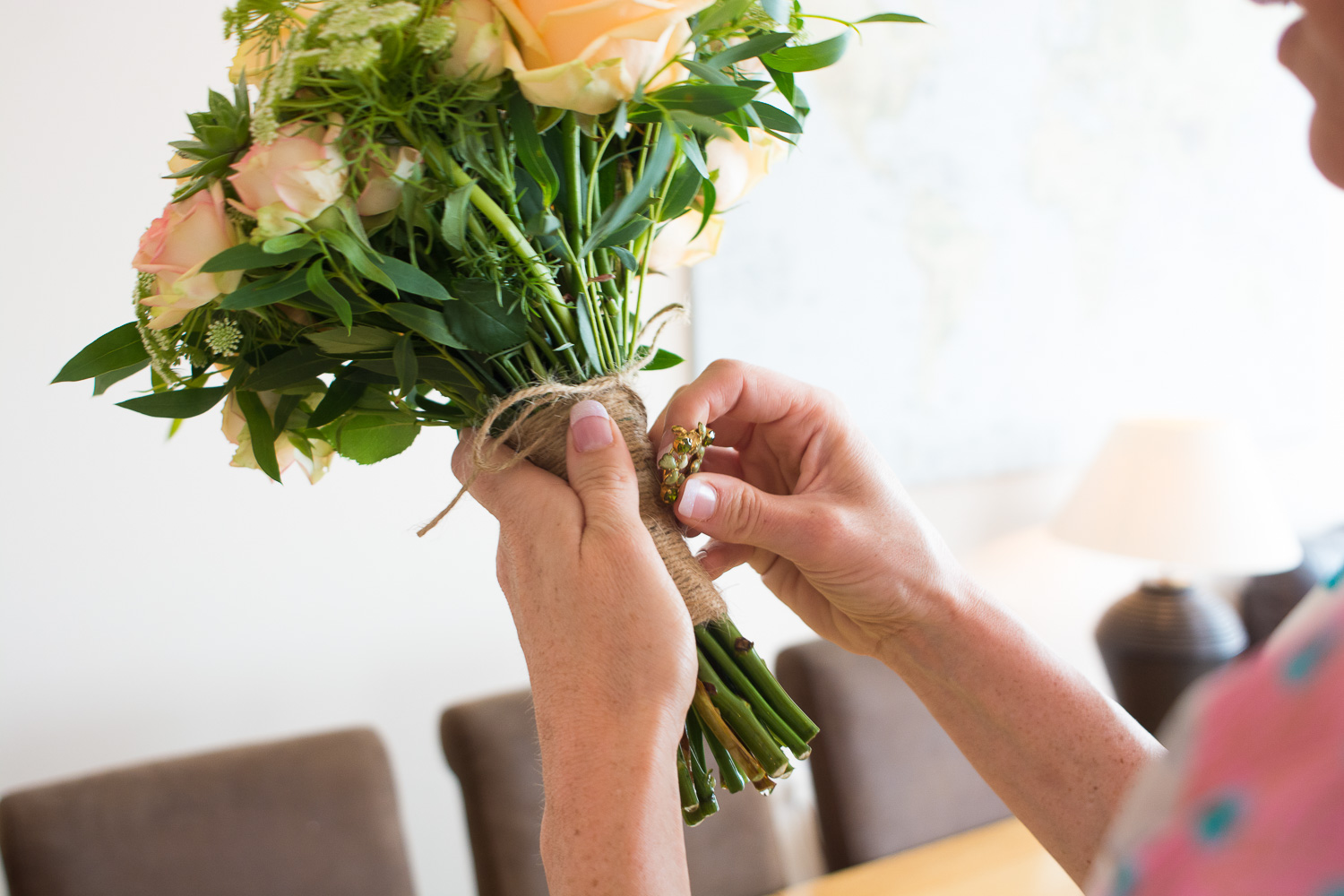 putting a special broach onto the bouquet in woolacombe