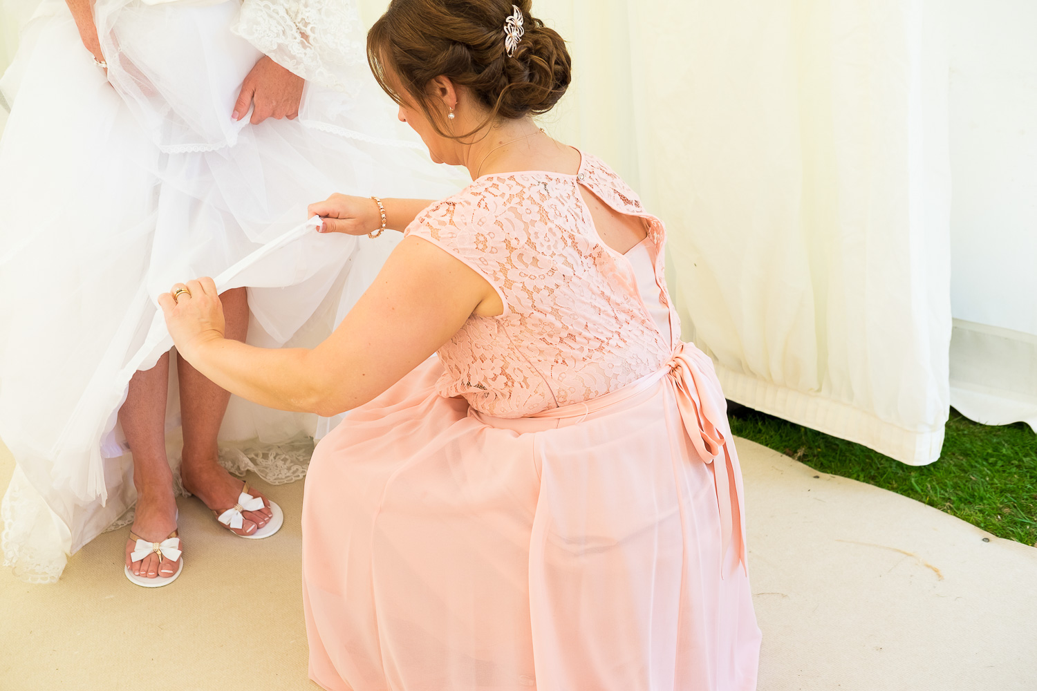 bride puts her flip flops on at festival wedding in woolacombe