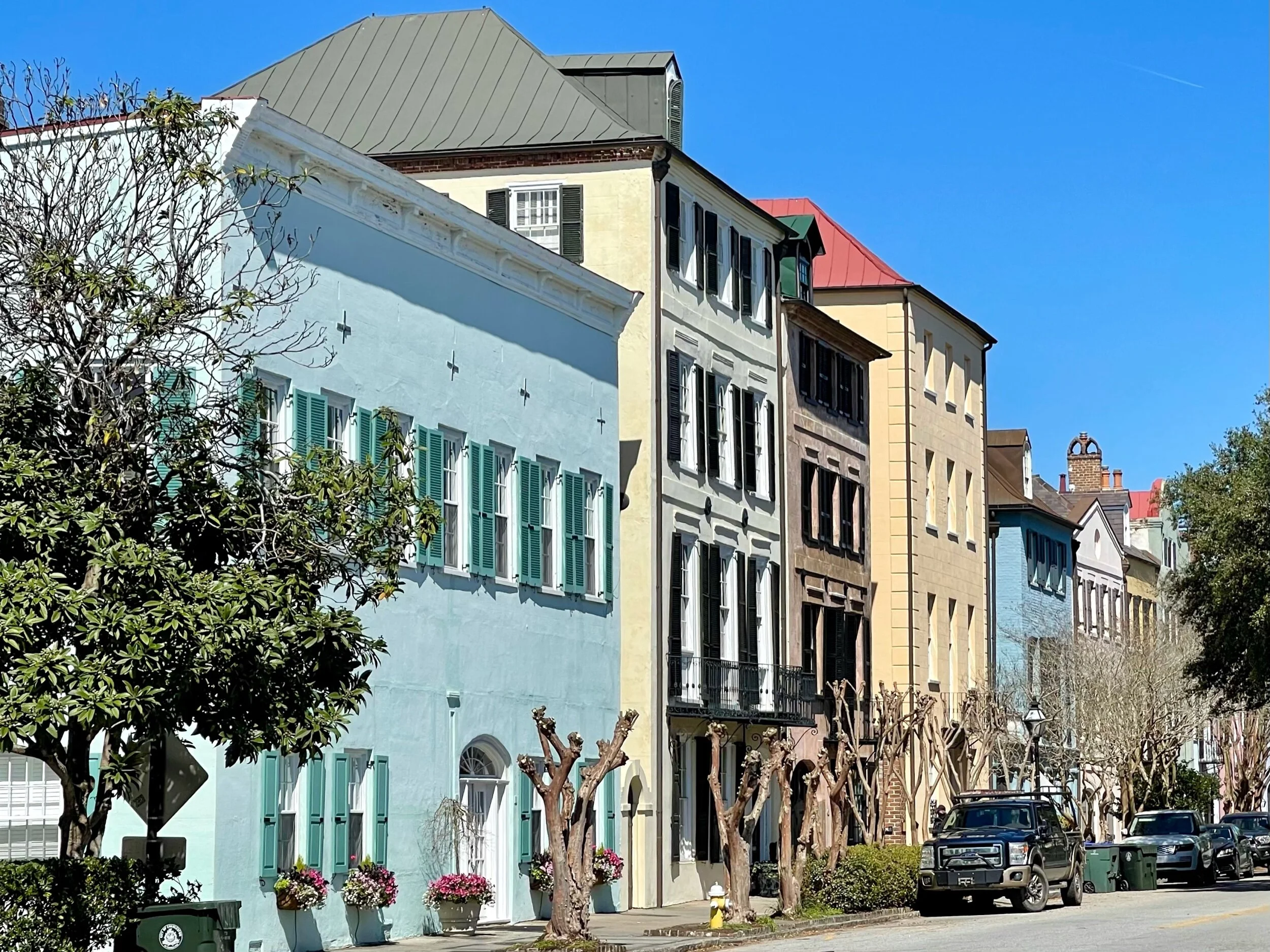 Charleston is a spectacularly attractive town, and it seemed to be gently waking from a Covid induced slumber when we passed through. There were lots of tourists wandering the streets, horse drawn carriages carrying passengers, and numerous guides t…