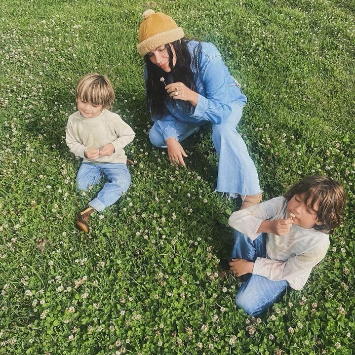 They do as you do, not as you say&mdash;show them how to stop and smell the clovers☘️

mother knows best w/ @cassandra.ahava 
&bull;
&bull;
&bull;
#thesearethedays #motherhood #mothernature #momlifeinspo #momfit #momlife #teach #leadbyexample #childh