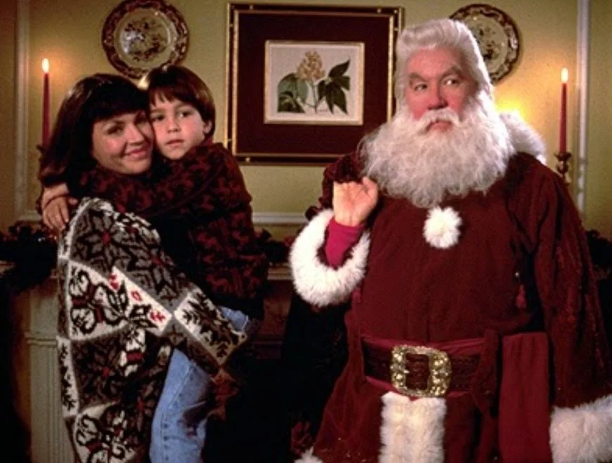 The Santa Clause hit a little different this year&hellip; how have we never noticed how cute Charlie&rsquo;s mom is?! 
I mean she&rsquo;s a little too serious and anti Scott Calvin becoming Santa and all, but her outfits!

#mommuse #90smom #momfit #c