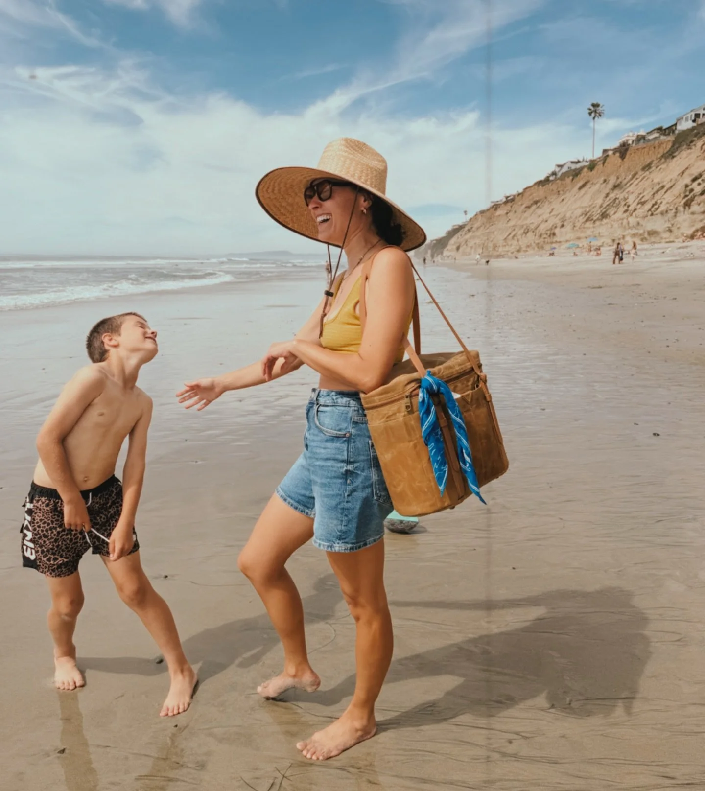Blue skies and sunshine 🌞It&rsquo;s officially picnic weather!
PS cool mom spotted 😎