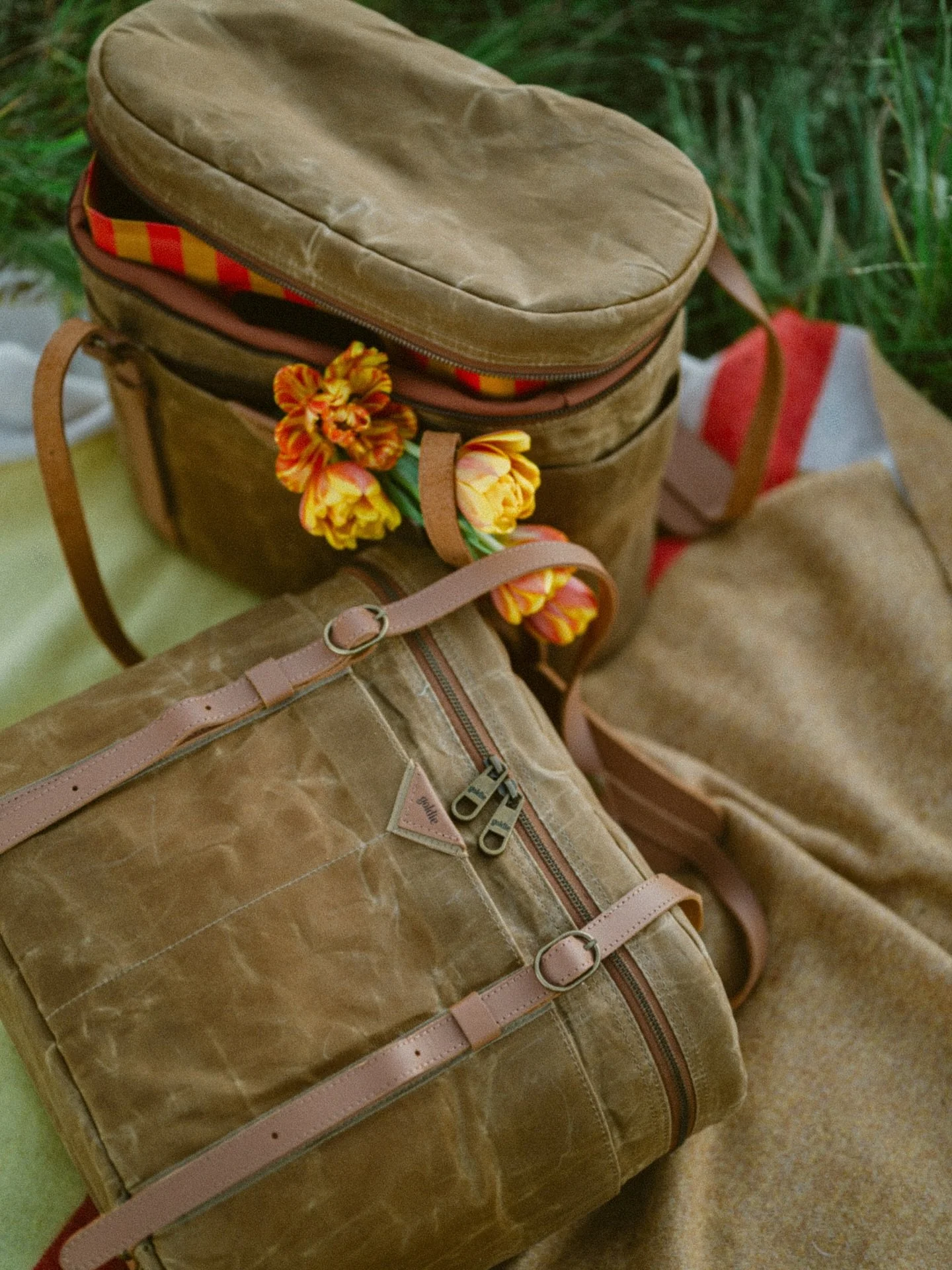 ELEVATED UTILITY
Understated luxury in heritage waxed canvas and leather ✔️

With a seam-sealed interior that keeps cold in and spills contained ✔️

Made for market runs, beach days, sporty sidelines, picnics, and everything in between&mdash;designed