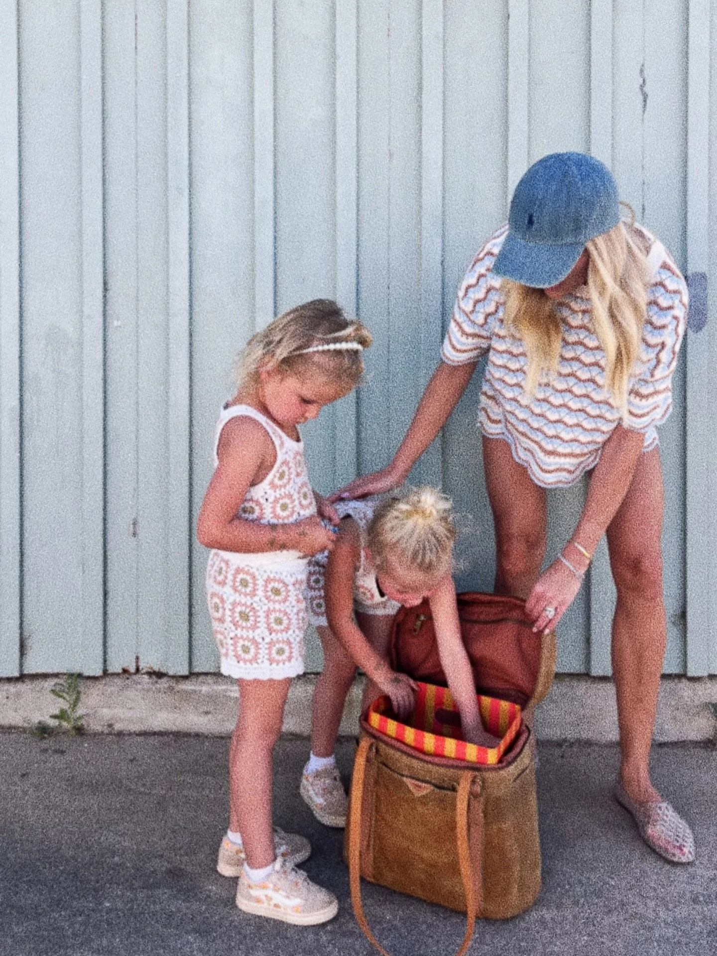 Carrying the snacks is non-negotiable. 
Carrying a cute bag? Also non-negotiable.
Cool mom spotted mid snack grab @jen_weatherall 🙌🏻
&bull;
20% Off Mother&rsquo;s Day discount applied at check out through TOMORROW only!