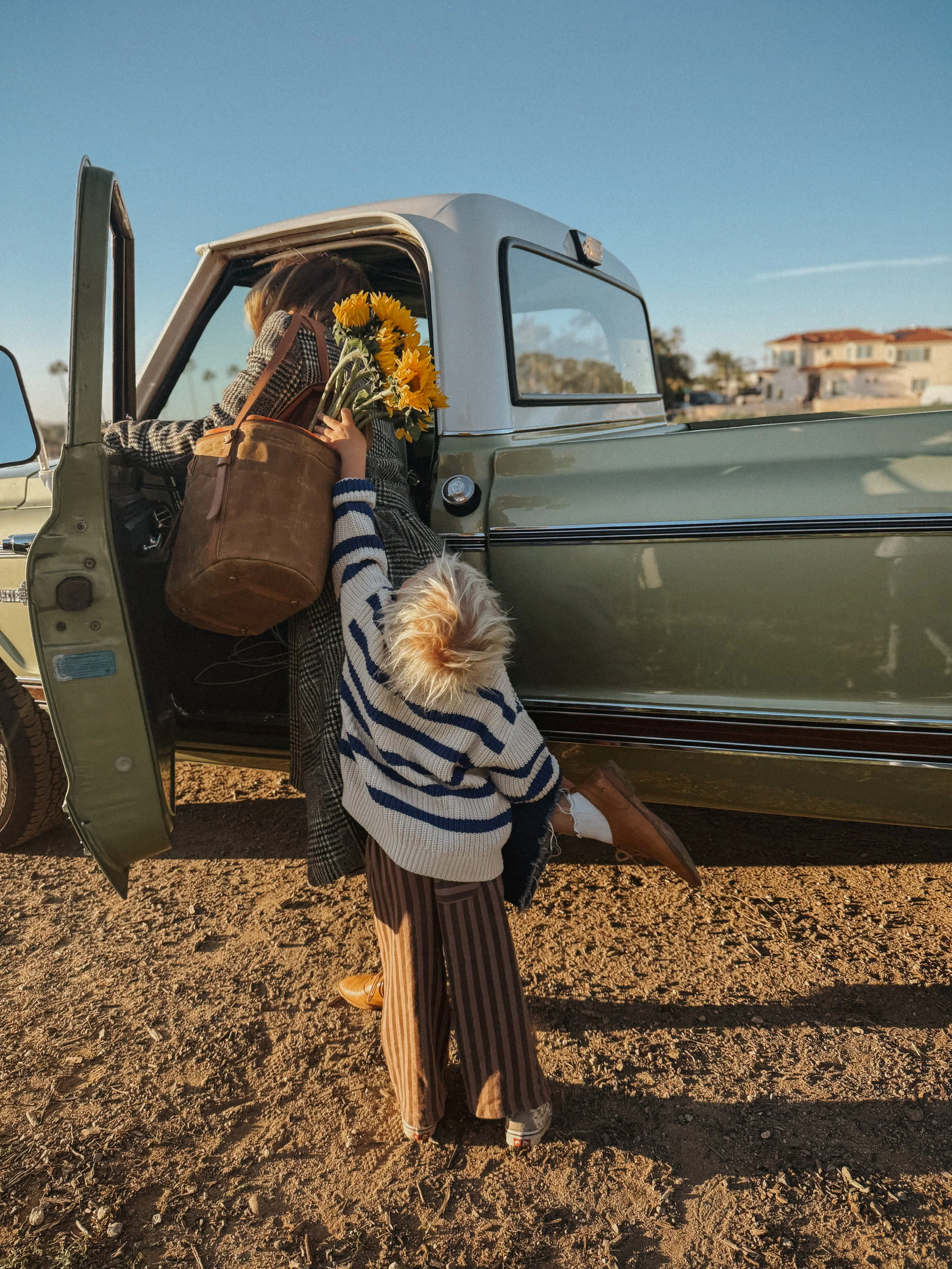 mom-life on the go with kids and goldie picnic bag in tow