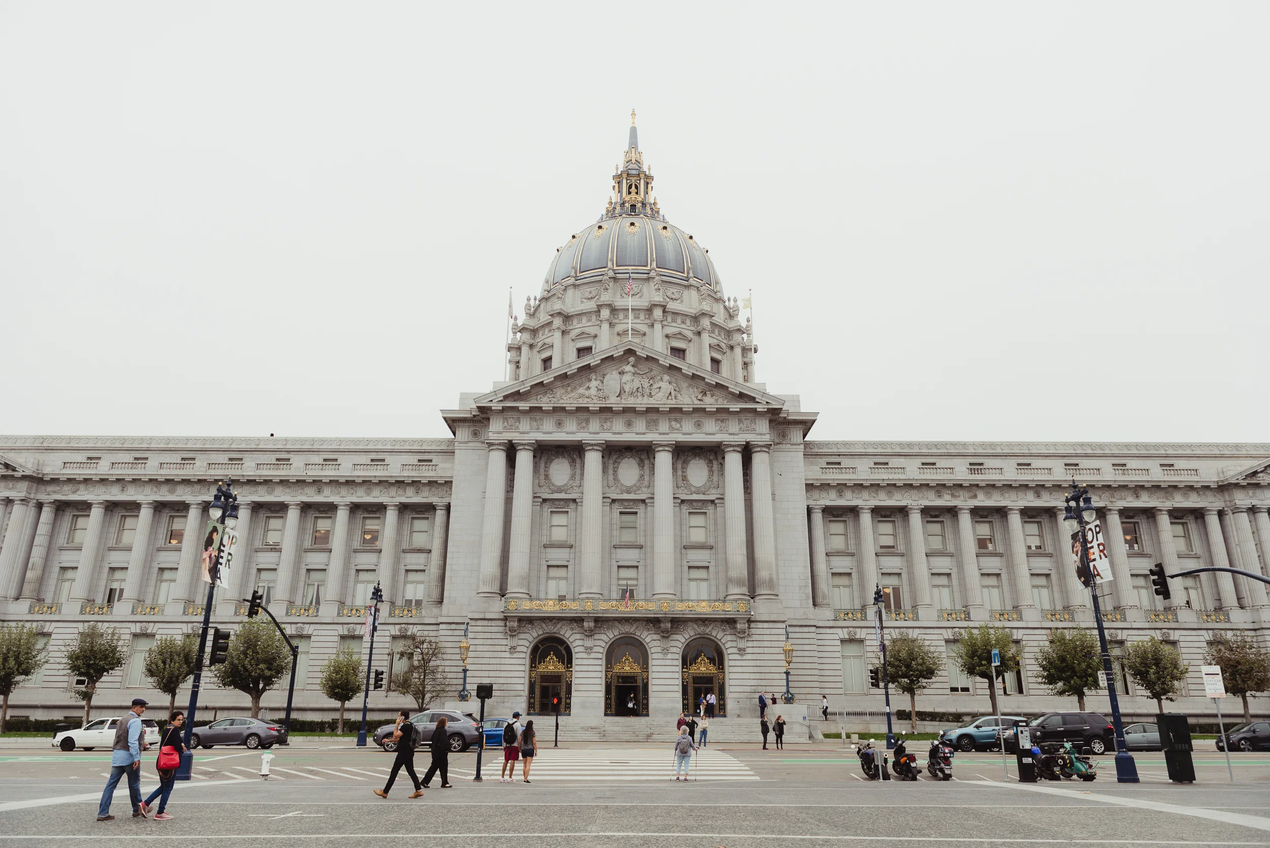 01-sf-city-hall-18-reasons-intimate-wedding-vivianchen-9157.jpg