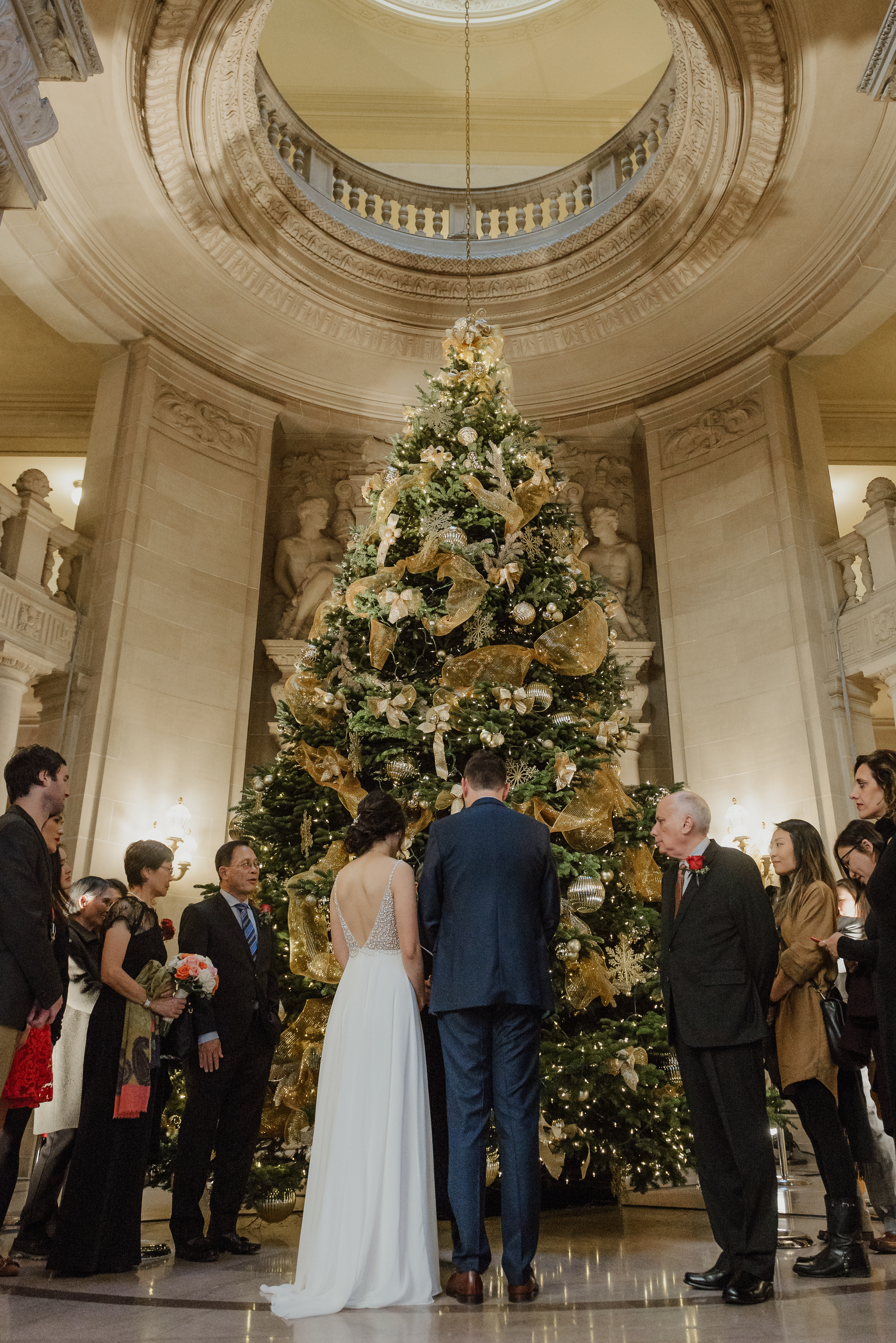 12-christmas-san-francisco-city-hall-elopement-vivianchen-097.jpg