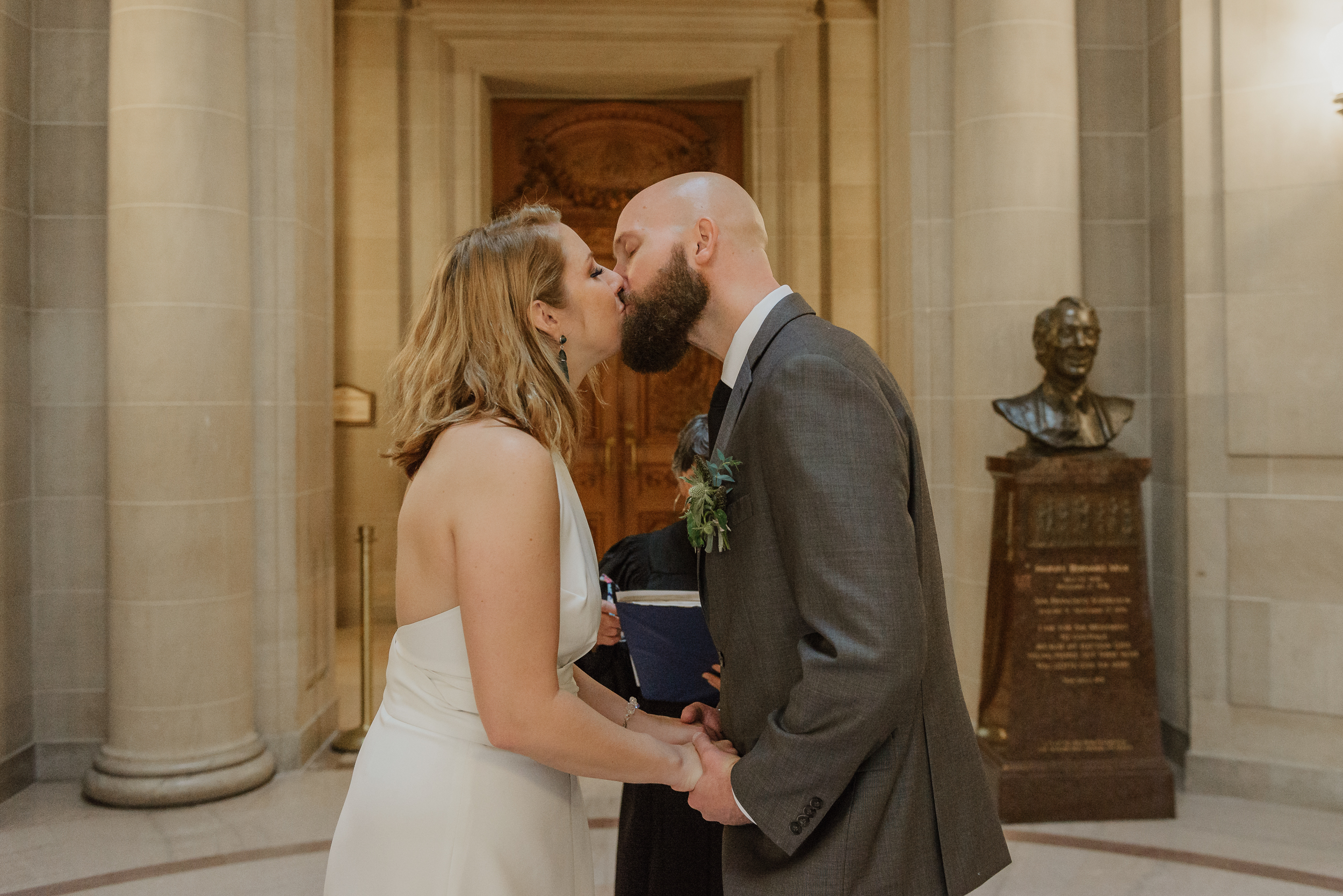 destination-elopement-at-san-francisco-city-hall-vivianchen-175.jpg