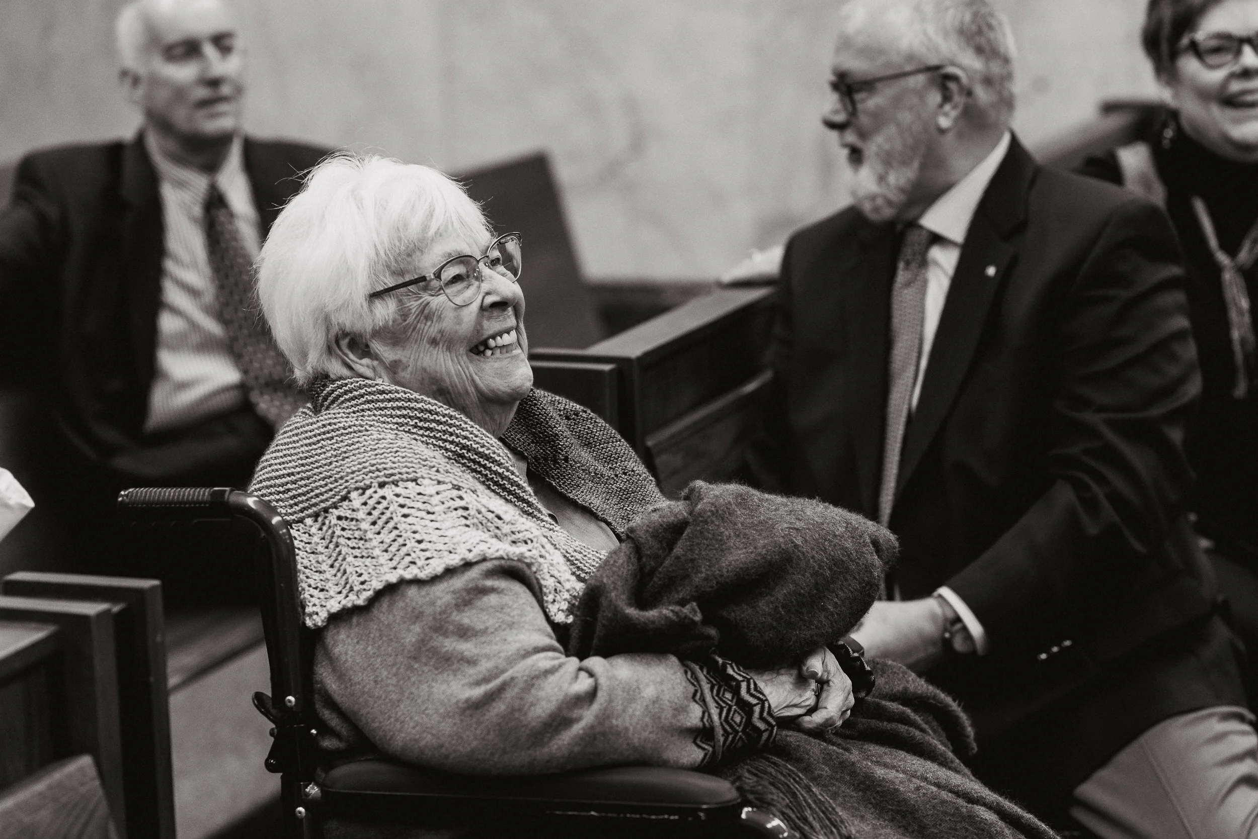 054-intimate-portland-courthouse-wedding-vivianchen-1244.jpg