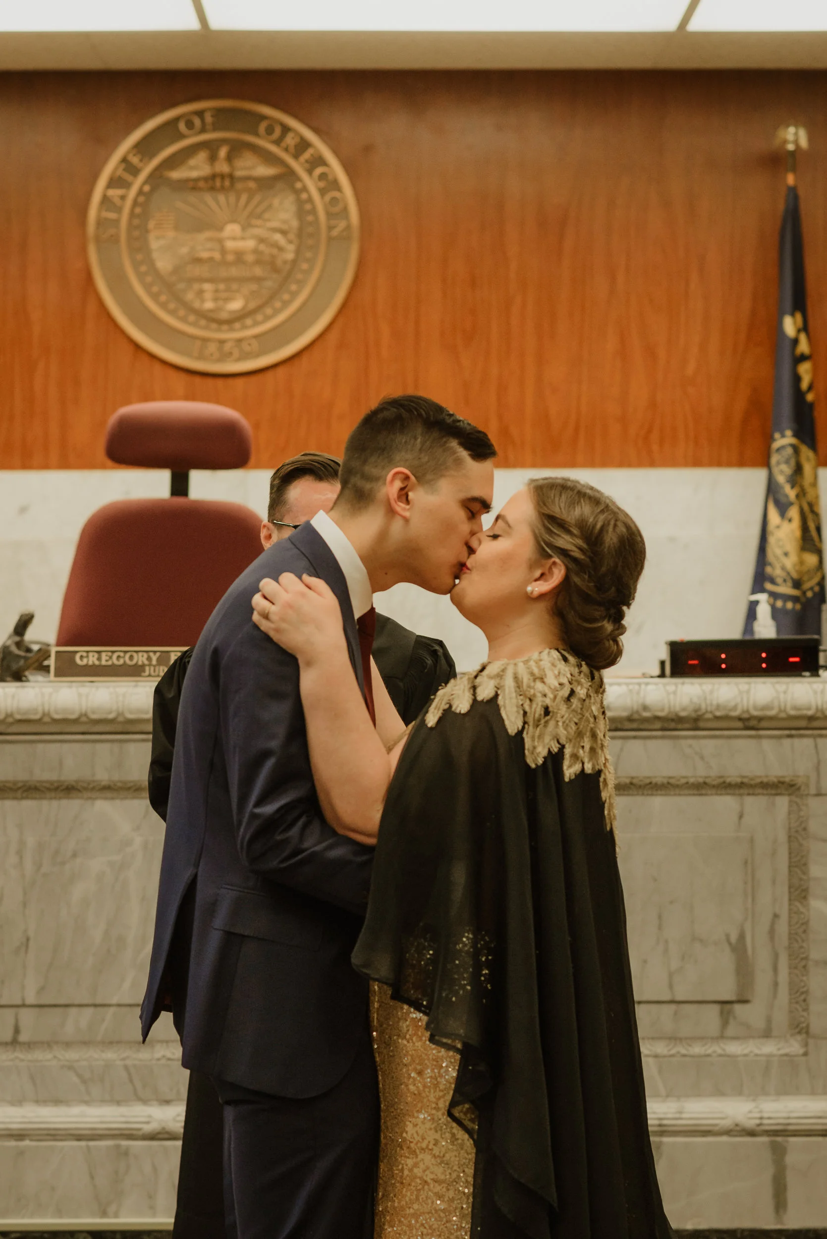 065-intimate-portland-courthouse-wedding-vivianchen-1403.jpg