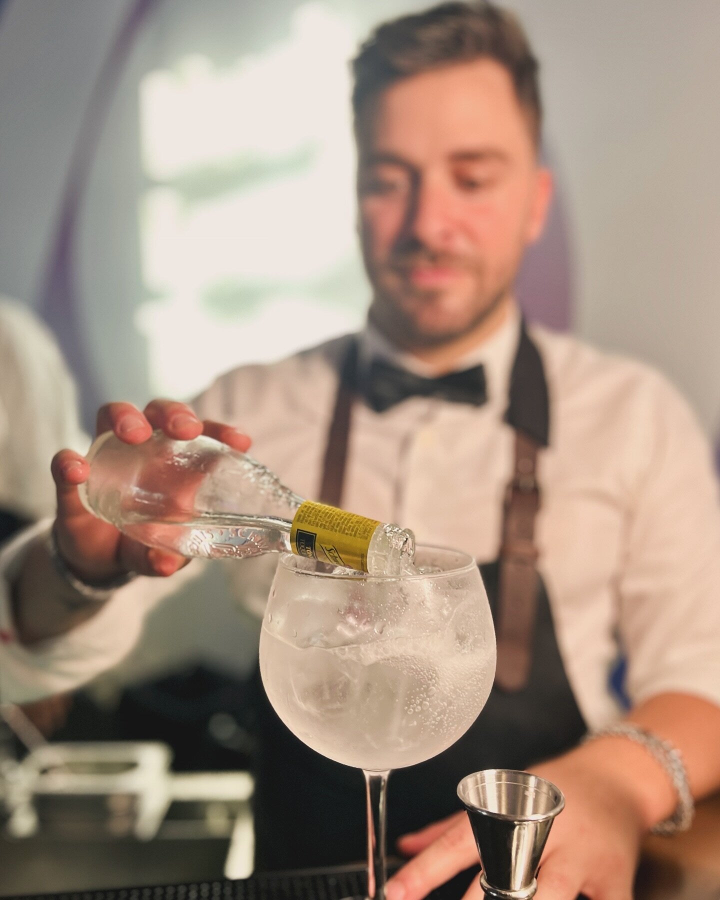 Cheers to spring&rsquo;s debut with a Gin &amp; Tonic. The ultimate liquid evidence that brighter days are coming! ☀️🍸
.
.
.
.