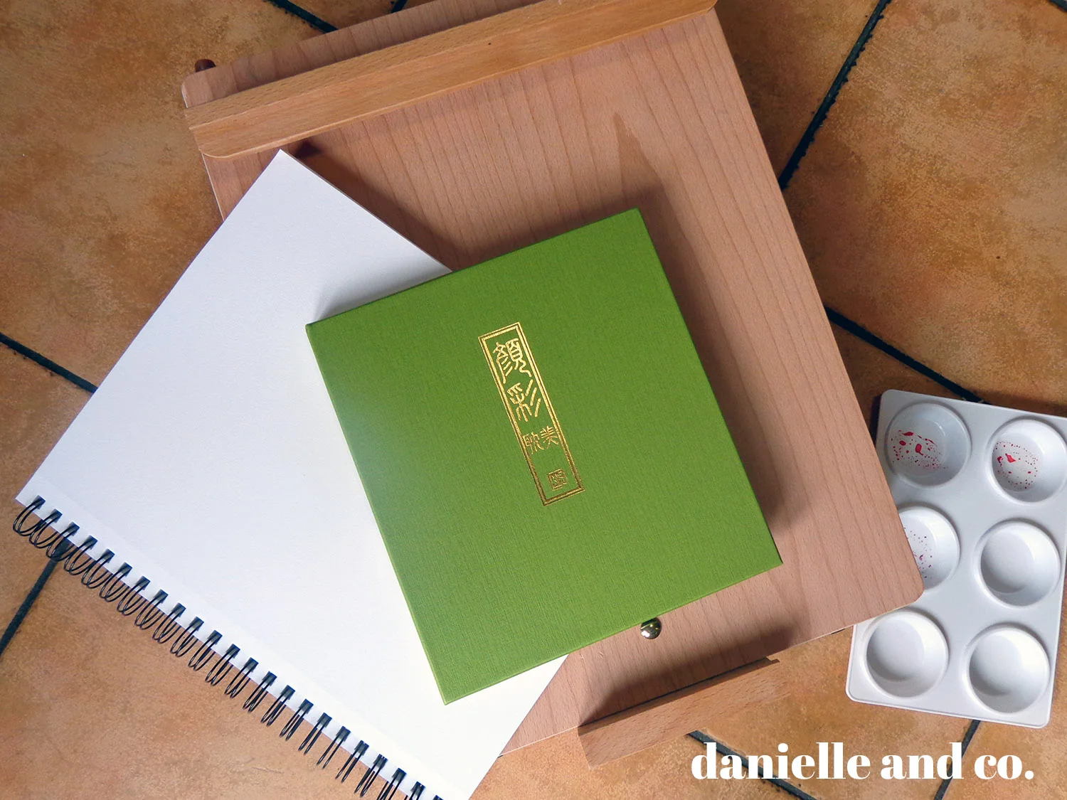 Portable art sketchbox set-up with art supplies.