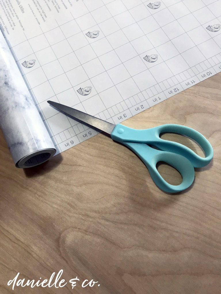How to DIY a Marble-Look Photo Backdrop to showcase your artwork, crafts, and other projects. Supply list and instructions on danielleandco.com