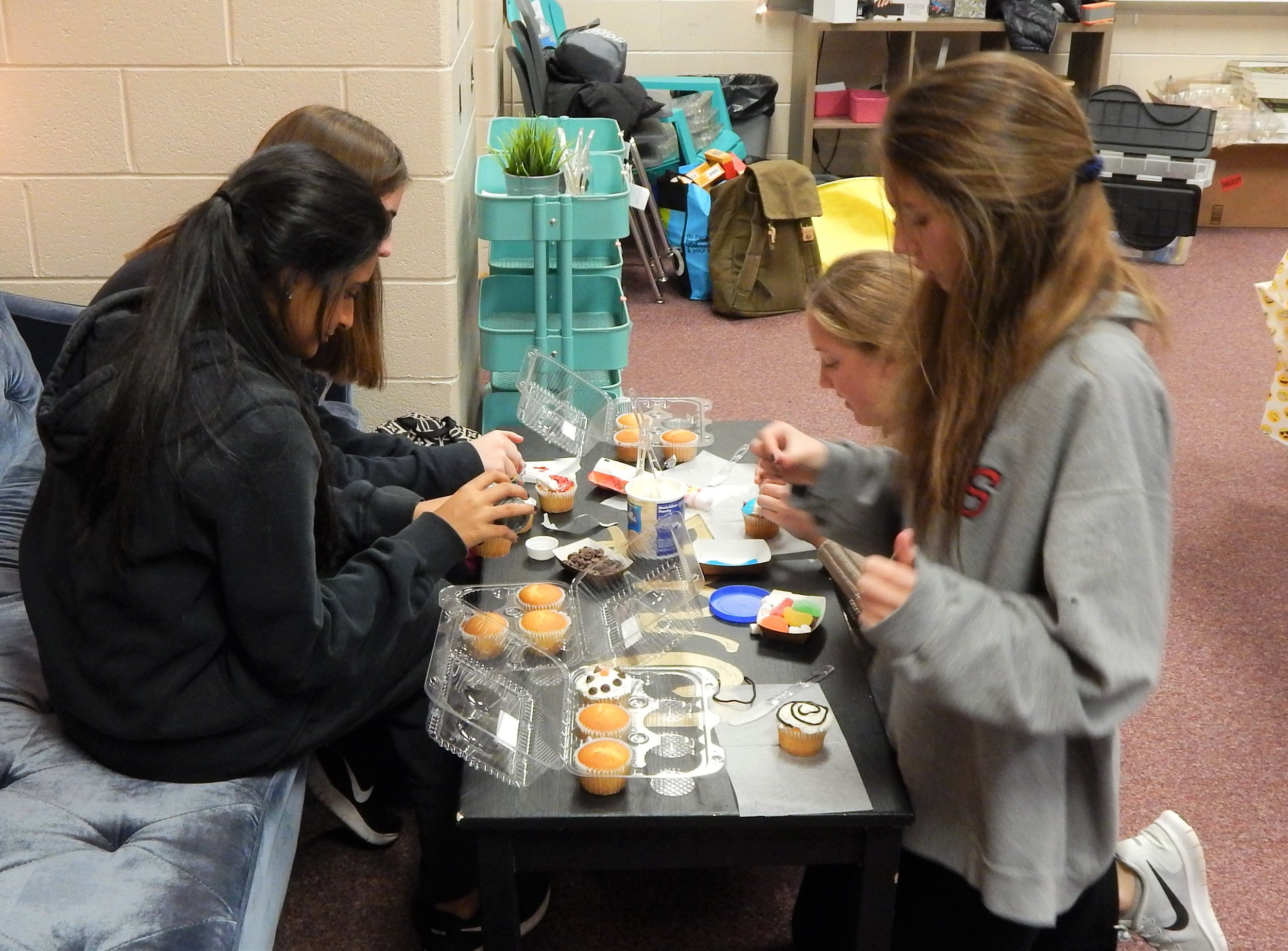 HHHS 12-11 Cupcake Party 4.jpg