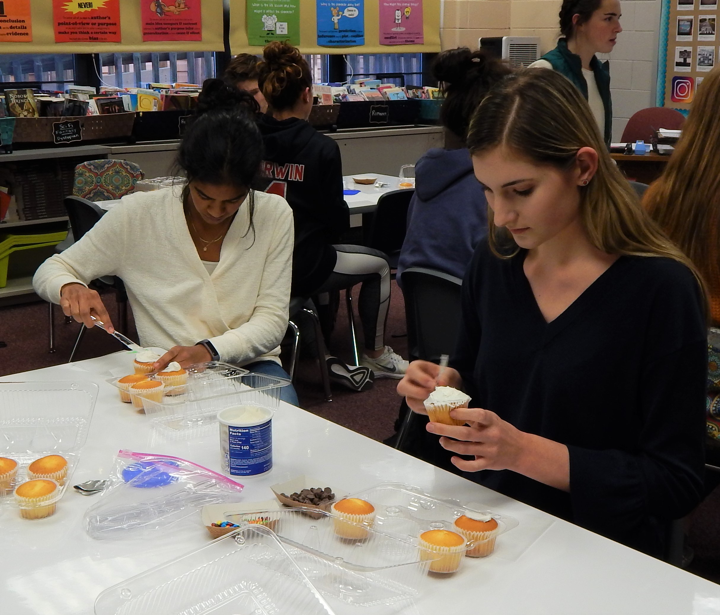 HHHS 12-11 Cupcake Party 12.jpg