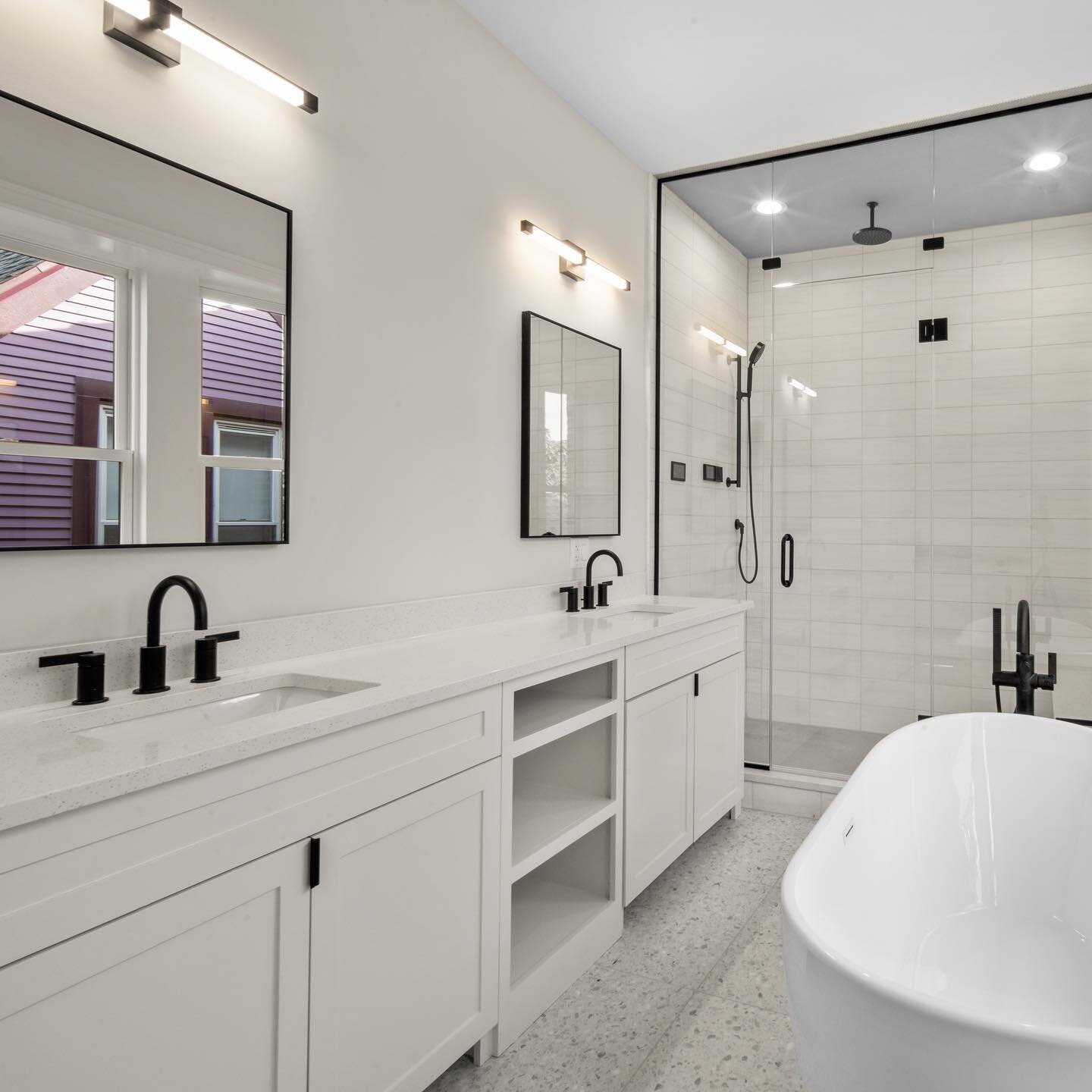 Become refreshed and rejuvenated through this stunning bathroom makeover. 
.
.
.
#bathroomremodel #thurdayvibes #chicagoflip #chicagoarchitect #pavlovcikarchitecture