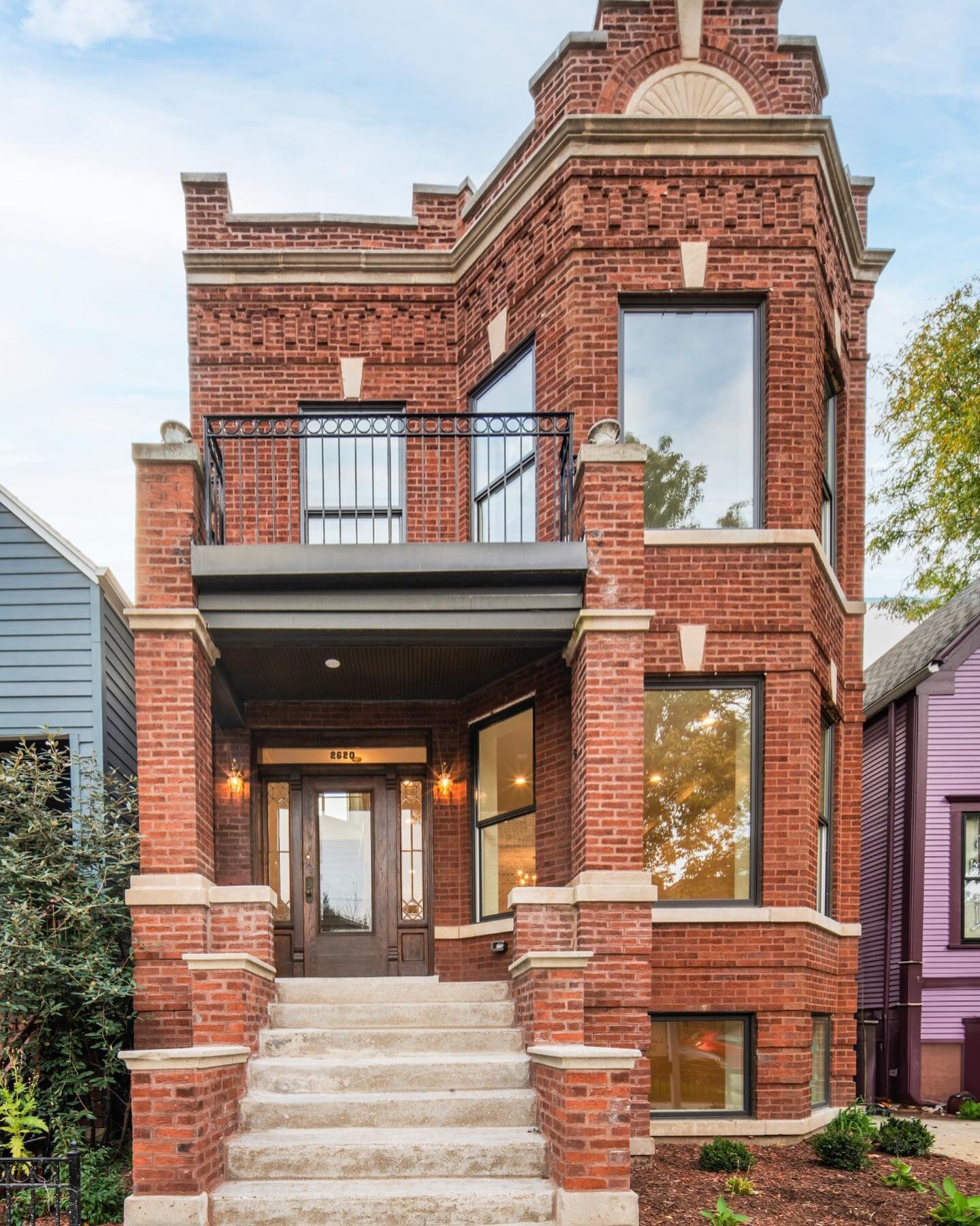 We kept some of the classic charm and brought in modern updates- the result is something to be truly excited about !
.
.
.
#fridayvibes #residentialremodeling #chicagoarchitect #chicagoflip #pavlovcikarchitecture