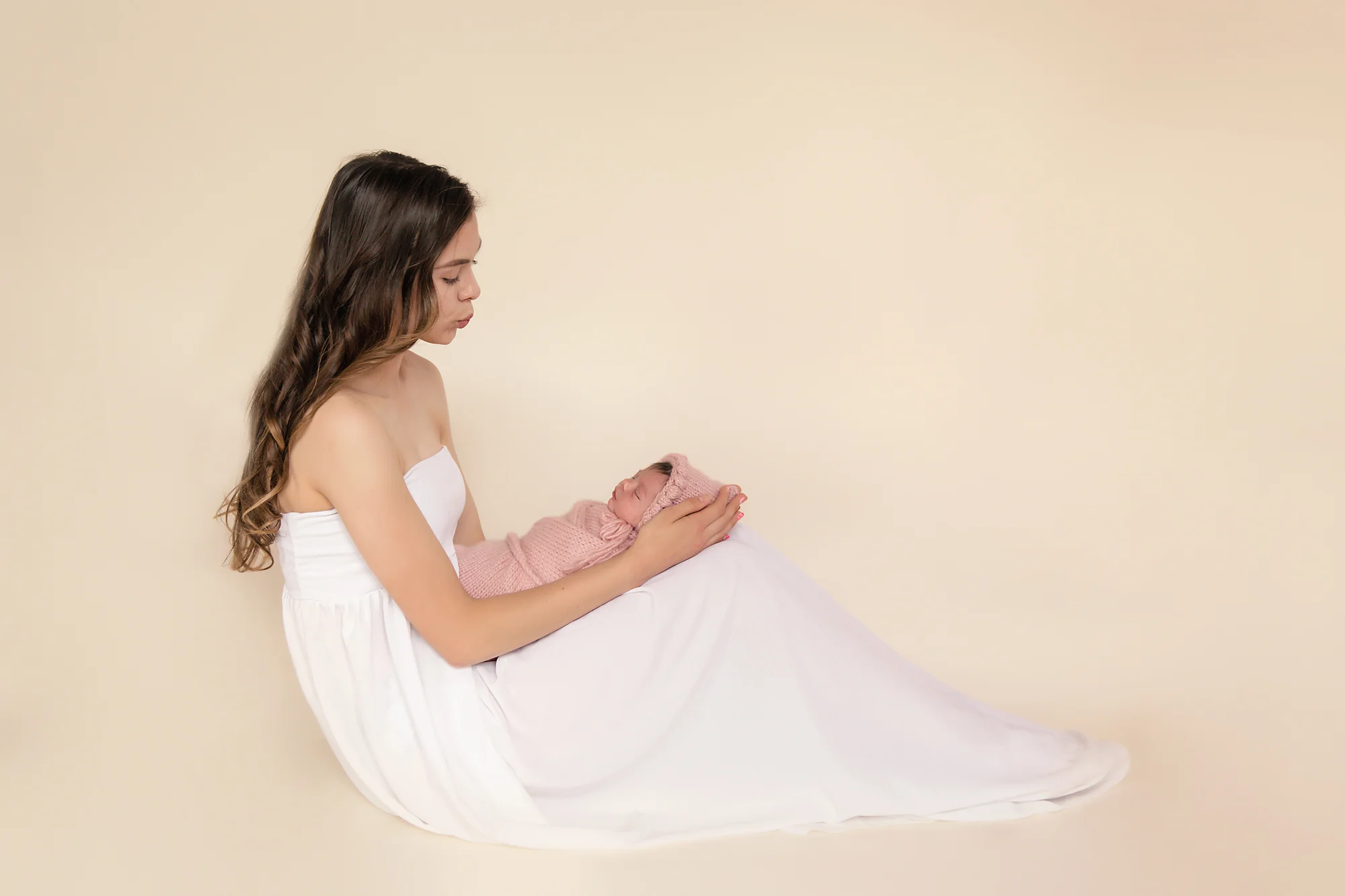 Newborn baby girl photoshoot idea. Calgary and Airdrie Newborn Photographer - Milashka Photography. Big sister is holding her little newborn baby girl on her lap