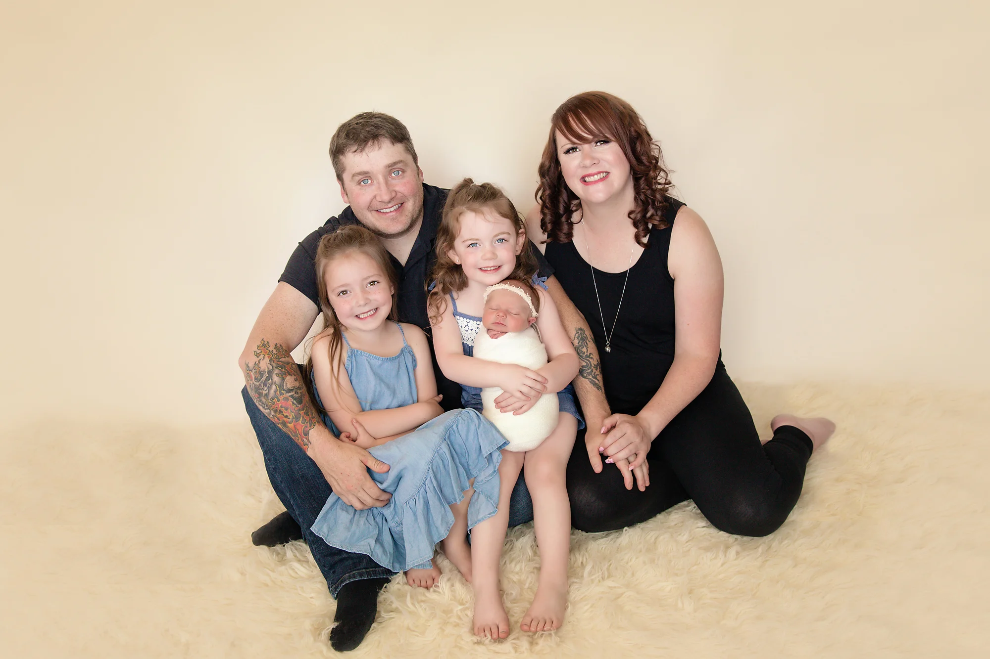 Newborn Photoshoot inspiration ideas. Calgary and Airdrie, Alberta Newborn and Baby photographer - Milashka Photography. Family shot - 3 sisters, mom and dad.