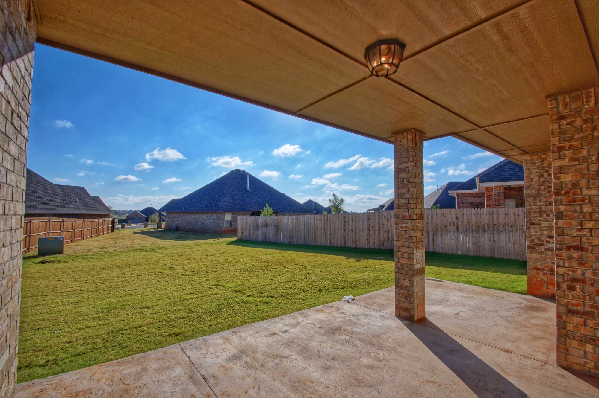 24 - Covered patio.jpg