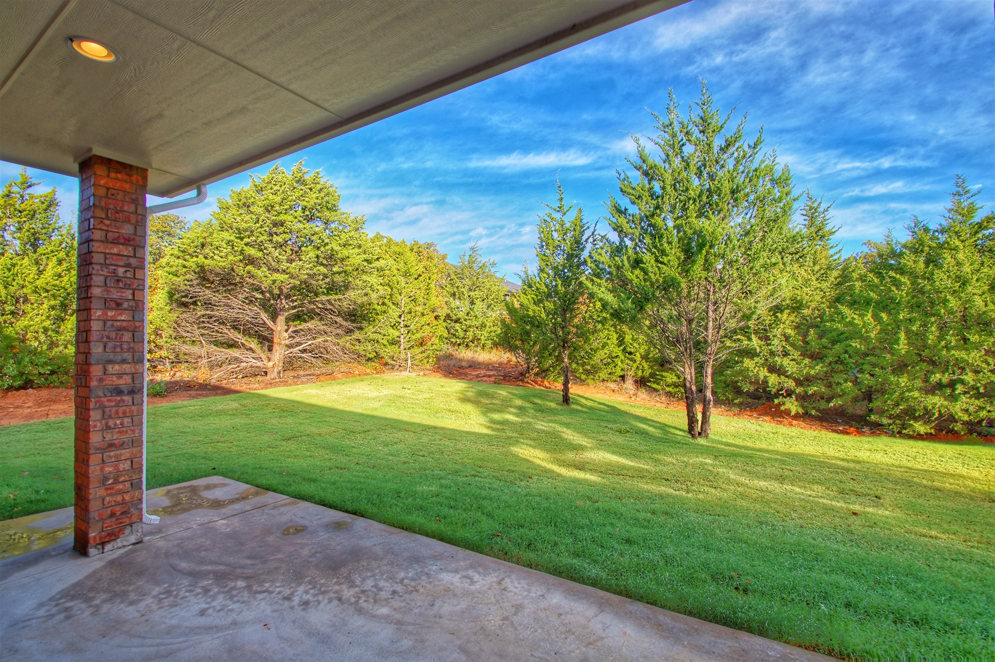 24 - Covered patio.jpg