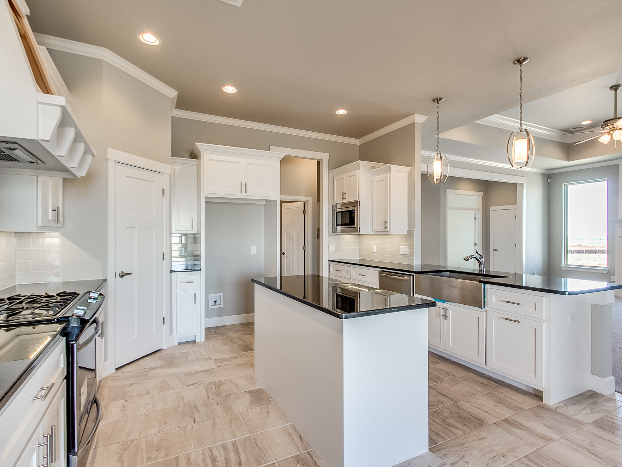 10 - Kitchen.jpg