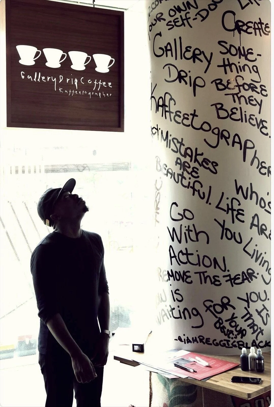 GALLERY DRIP MURAL COLUMN