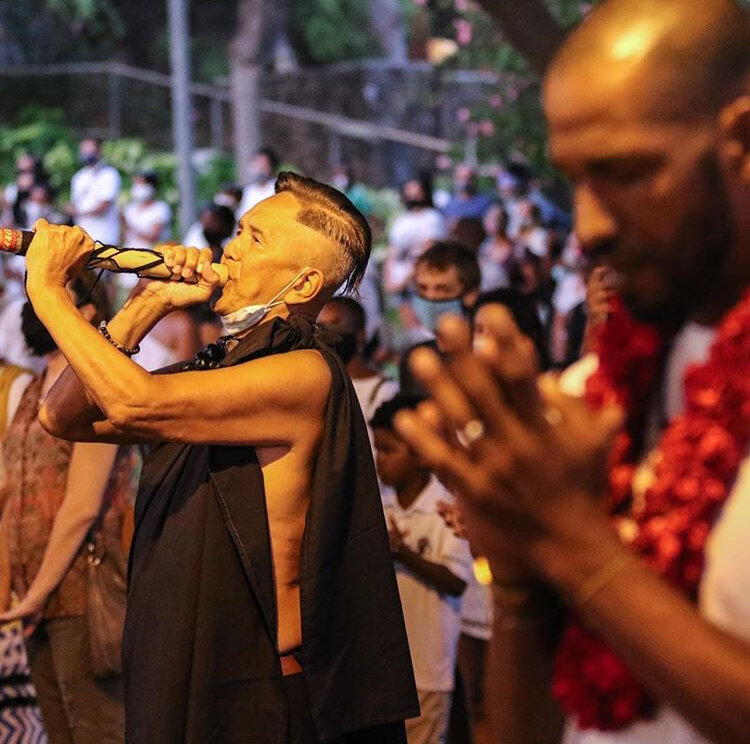Kumu Brad Lum blows his pū ʻohe to open the ceremony