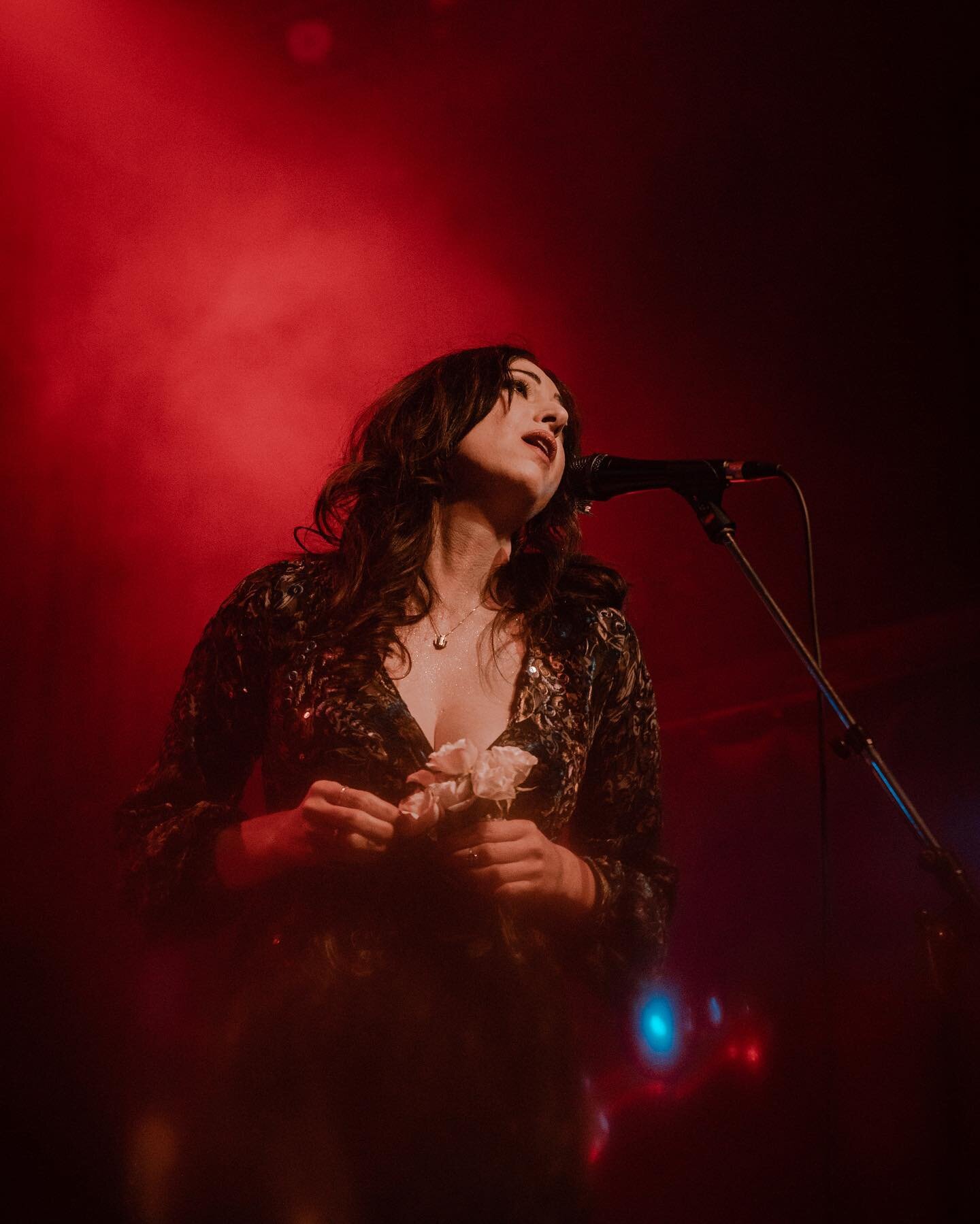 Dreamy vibes brought to you by the Saran wrap on my lens -&gt; swipe 🥸

Photogs, what is your favourite way to create haze/blurrrr 💨

The amazing @summerwitch at the @foxcabaret 😻

#vancouverphotographer #yvrphotographer #yvrphotography #eventphot