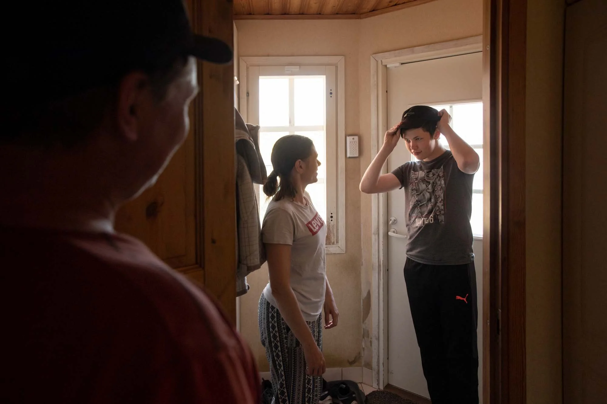  Turve. 15 vuotias Patrik (oik.) oli tänä kesänä ensimmäistä kertaa töissä perheyrityksen turvekentillä. Jussi (vas.) ja Paula Harju eteisessä. Kuva: Miikka PirinenCopyright © 2021 Miikka Pirinen 