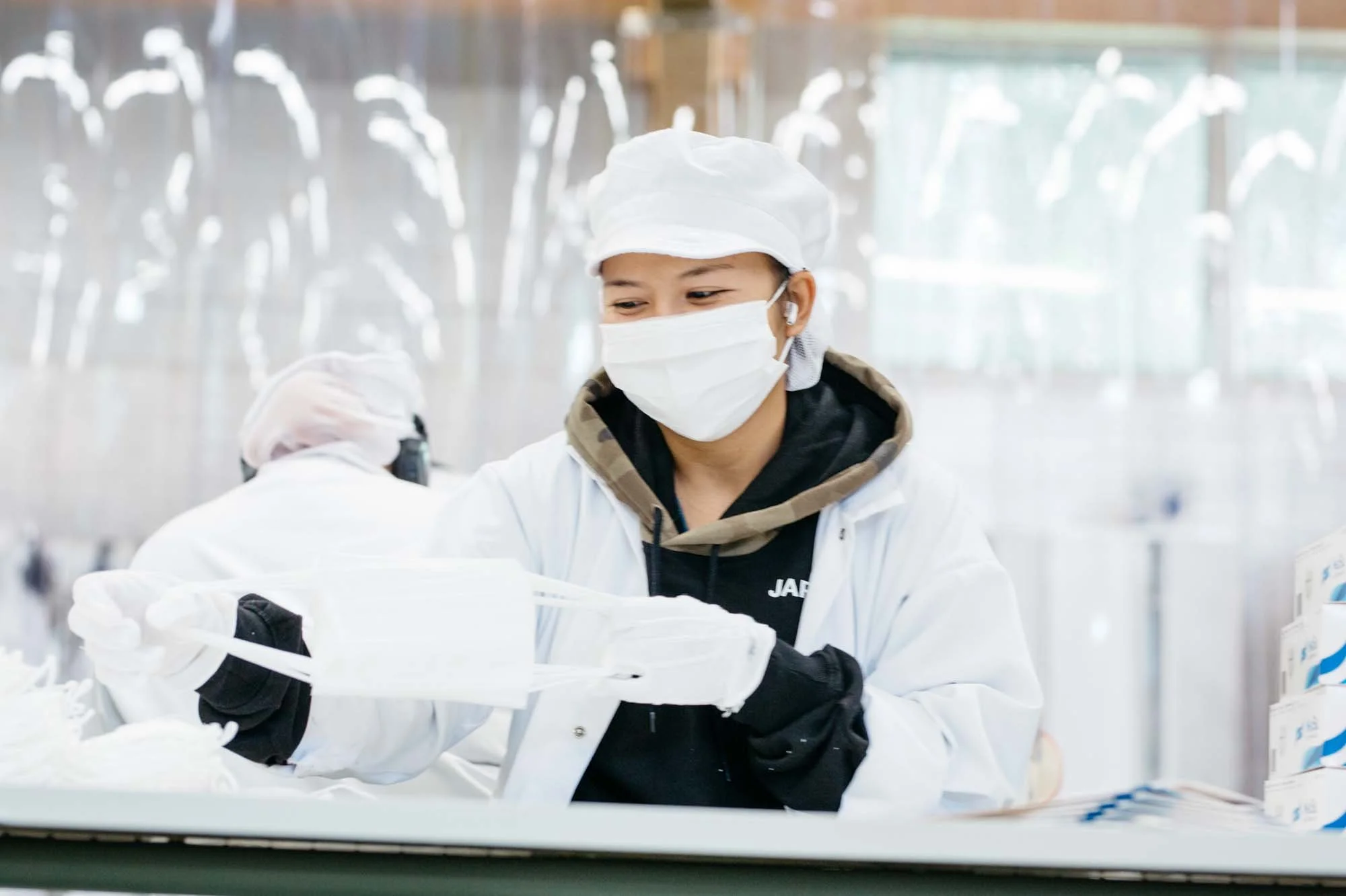  Filterpakin maskitehdas Hangossa. Kuva: Miikka PirinenKuvassa esiintyvien henkilöiden kanssa on kuvaushetkellä sovittu kuvan käytöstä vain kyseiseen toimeksiantoon liittyvässä julkaisussa. 