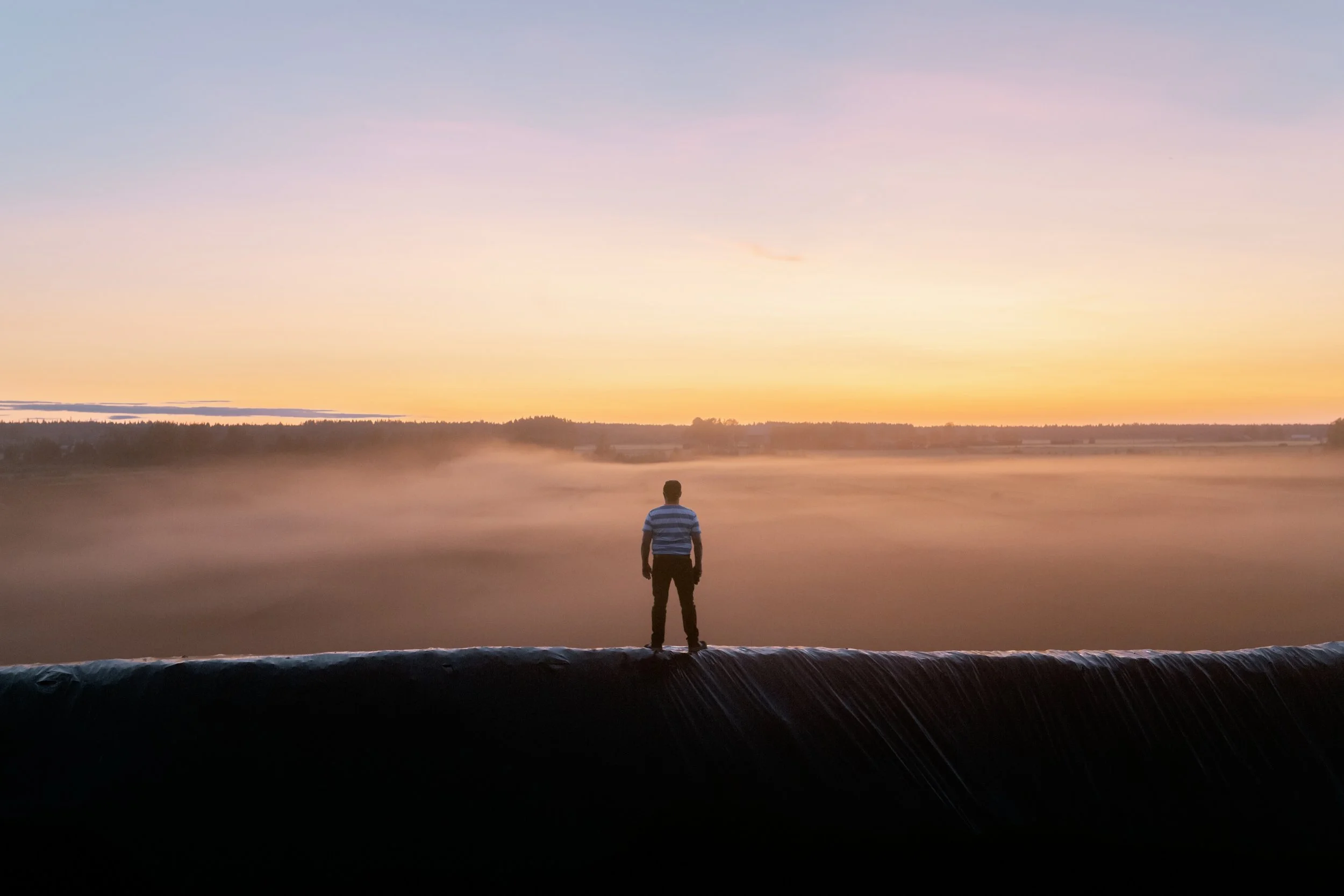  Likainen Työ: Turveyrittäjä Markku Nummijoki turveauman päällä Lammasnevan turvetuotantoalueella. Nummijoki nosti turvetta valtionyhtiö Vapolle, kunnes sopimus irtisanottiin loppukesästä 2019. Teuva, Pohjois-Pohjanmaa, heinäkuu 2019.Kuva: Miikka Pir