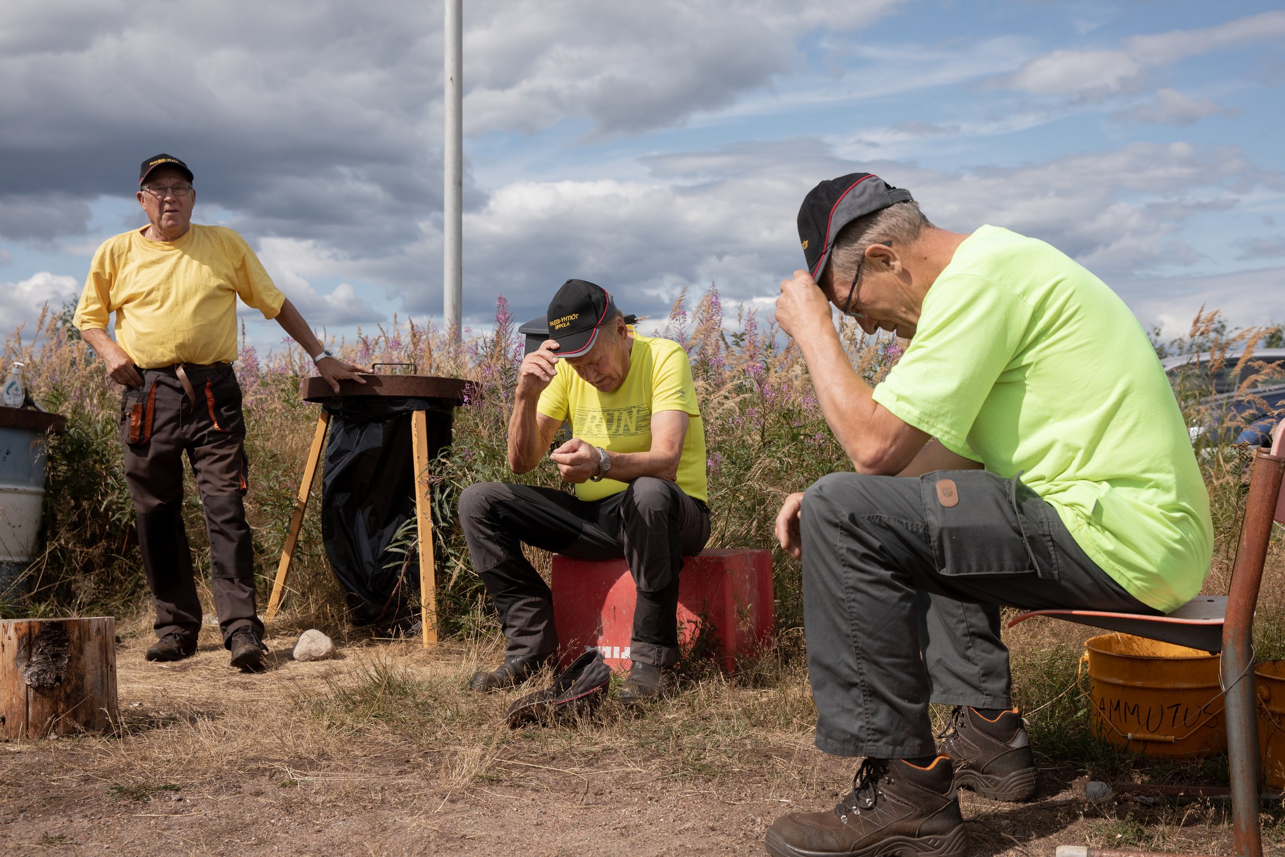  Likainen Työ: Juhani Frimodig (vas.), Ossi Frimodig ja Jari Purho Kiikunsuolla. Kouvola, Kymenlaakso, heinäkuu 2021.Kuva: Miikka PirinenDirty Job: Juhani Frimodig (left), Ossi Frimodig and Jari Purho in the Kiikunsuo peat extraction area. Kouvola, K