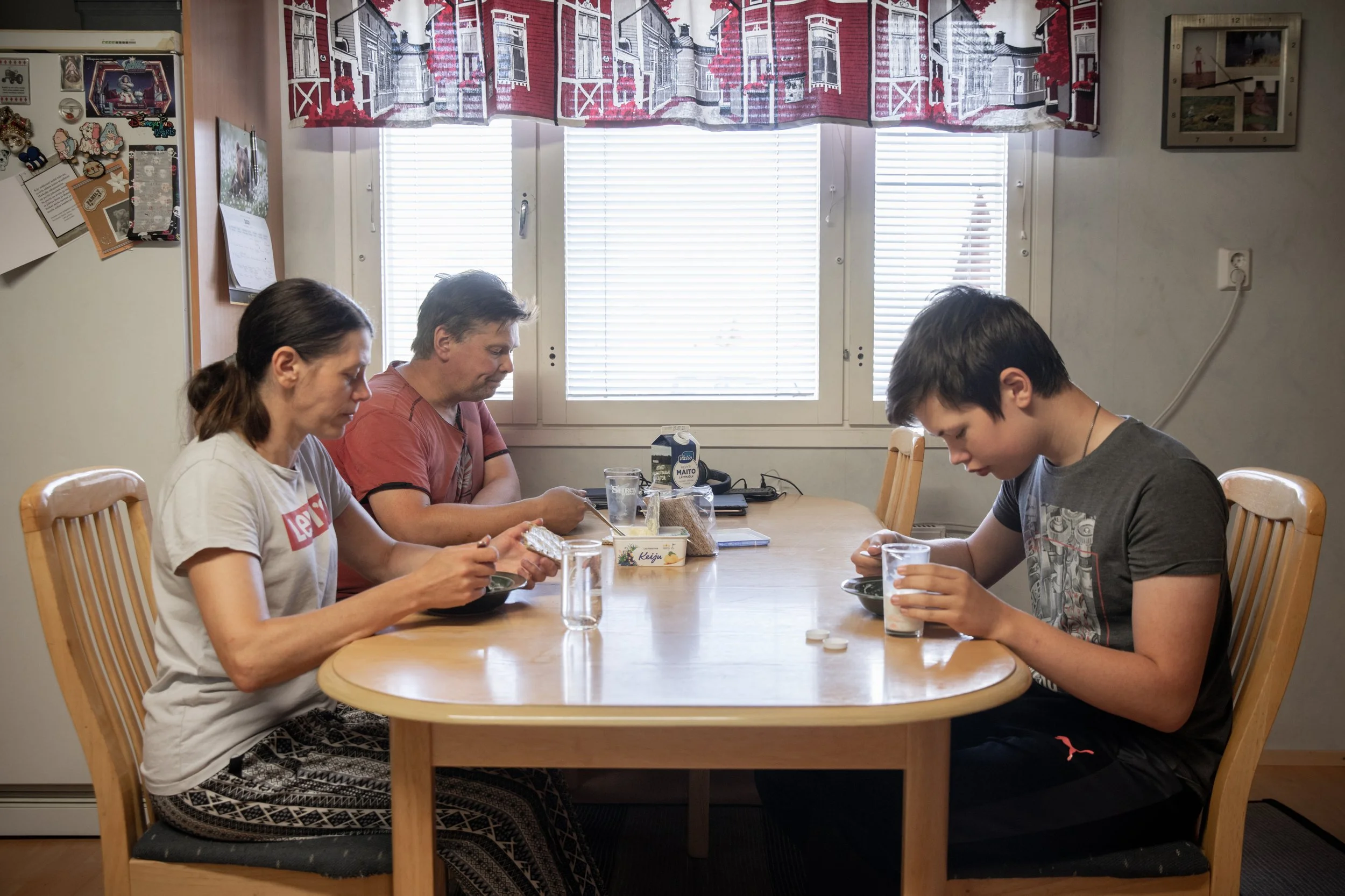  Turve. Paula (vas.), Jussi ja Patrik Harju syövät lounasta kotonaan Teuvalla. 15 vuotias Patrik oli tänä kesänä ensimmäistä kertaa töissä perheyrityksen turvekentillä. Kuva: Miikka PirinenCopyright © 2021 Miikka Pirinen 