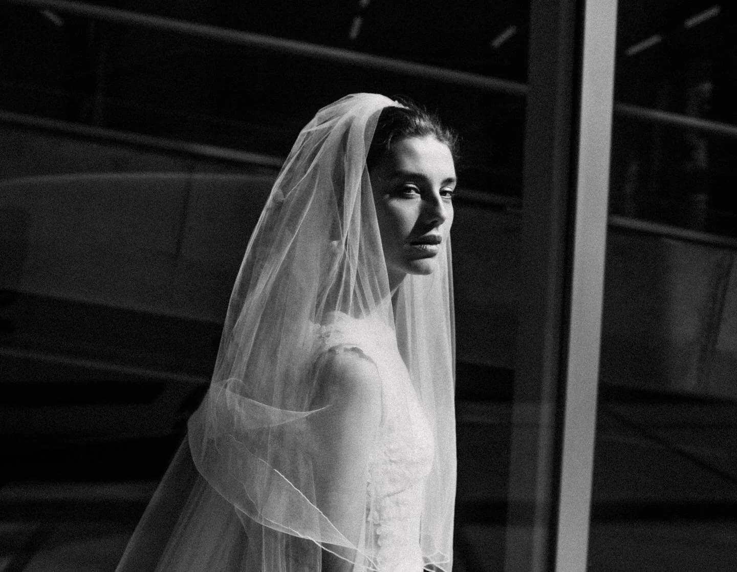 Wanneer een gezicht en haar persoonlijkheid je inspireert ✨. Ik geloof erin dat je op dat moment je mooiste werk kan maken.  #editorial #amandadrostphotography #blackandwhite
#fashionblog #fashiondaily #fashiondesign
#fashiondesigner #fotograaf #mode