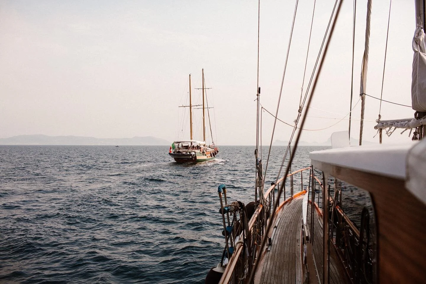 Flashback naar deze fantastische bruiloft waarbij we met deze zeiljachten naar het eiland Capri voeren. Wat een avontuur en wat was het gezellig! Na een weekend met het bruidspaar en hun gasten voel ik me ondertussen bijna familie. Zo speciaal hoe me